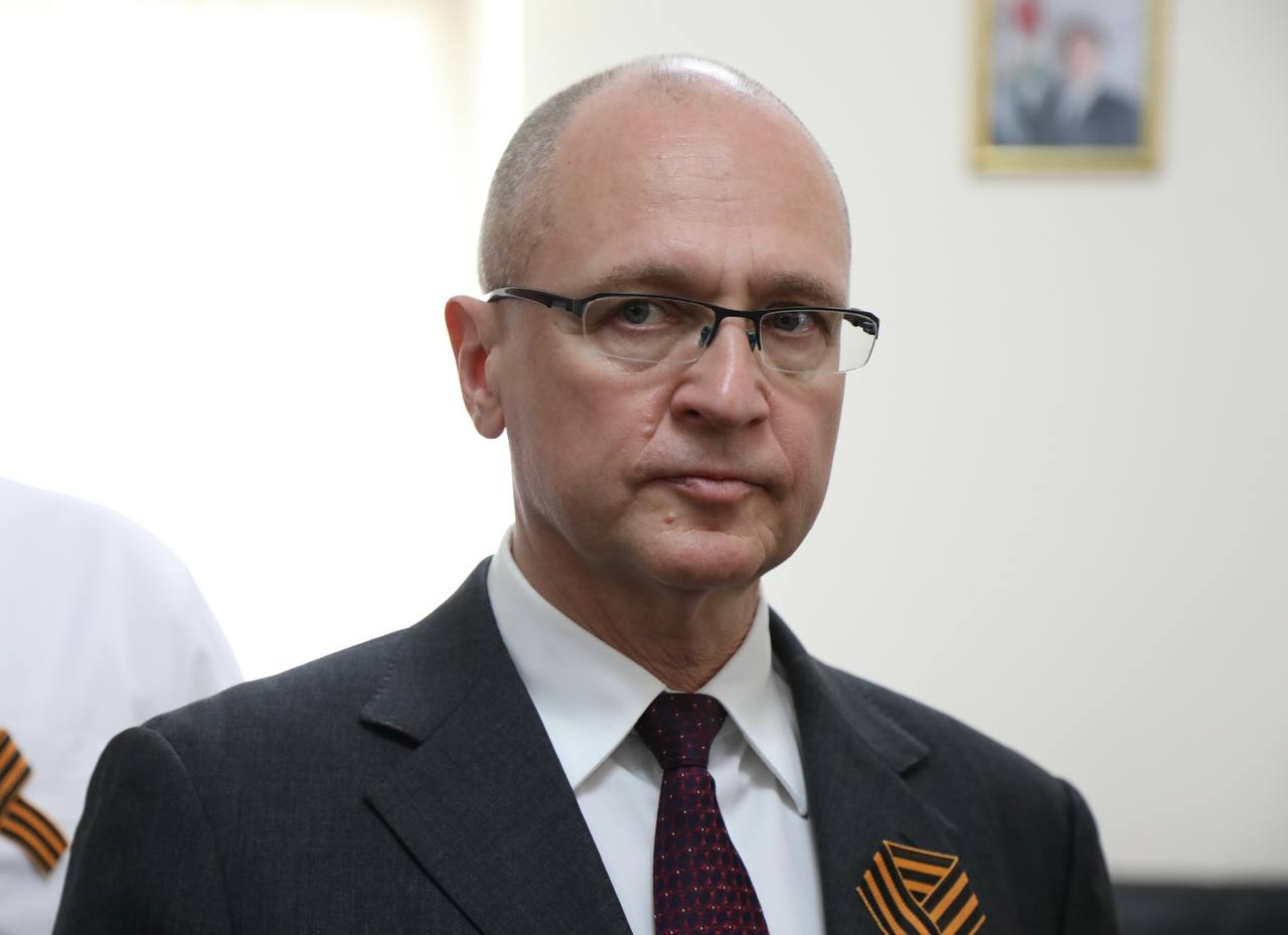 Президент Абхазии Бадра Гунба и первый заместитель руководителя Администрации Президента РФ Сергей Кириенко посетили Республиканскую больницу в Сухуме Во встрече приняли участие министр здравоохранения Абхазии Эдуард Бутба и министр здравоохранения России Михаил Мурашко, находящийся с визитом в Абхазии. Бадра Гунба и Сергей Кириенко встретились с российскими врачами, проводящими диспансеризацию в Абхазии. Врачи проинформировали о ходе диспансеризации и доложили, что работа завершится к концу мая. Также Бадра Гунба и Сергей Кириенко встретились с врачами республиканской больницы, где обсудили вопросы повышения квалификации медицинского персонала, оснащения больницы современным оборудованием и улучшения качества оказываемой медицинской помощи. Затем они осмотрели стройплощадку Республиканской детской больницы и оценили темпы строительства. Строители заверили, что работы завершатся в срок. Президент Абхазии и первый заместитель руководителя Администрации Президента РФ также осмотрели место строительства ангиографической операционной. Министр здравоохранения Абхазии Эдуард Бутба проинформировал о том, что строительные работы будут завершены в июне, и операции начнут проводиться к концу июля. Эдуард Бутба отметил, что в год из Абхазии по кардиологическим заболеваниям выезжают до 700 человек, и открытие этого корпуса позволит повысить уровень кардиологической помощи, спасая сотни жизней. Президент Абхазии Бадра Гунба и первый заместитель руководителя Администрации Президента РФ Сергей Кириенко провели совещание по вопросам организации здравоохранения в Абхазии и сотрудничества с Россией в этой сфере. ПРЕЗИДЕНТ АБХАЗИИ