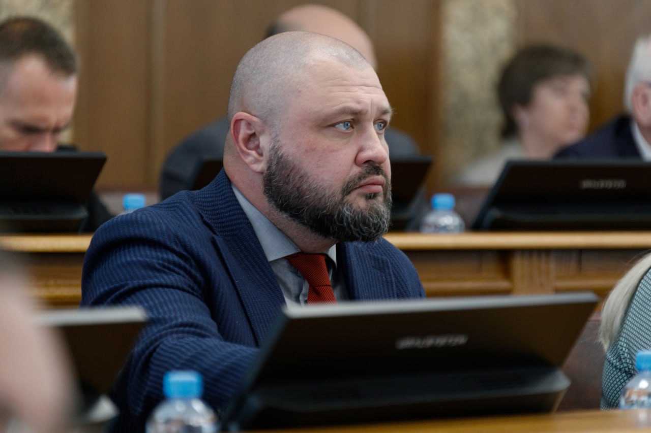 Заместитель председателя комитета Законодательного Собрания по социальной политике Игорь Егоров о социальных законах принятых на 69 м заседании Законодательного Собрания Традиционно на заседании Законодательного Собрания рассмотрели социально значимые вопросы Приняты законы Челябинской области касающиеся продления на 2026 год ежемесячных денежных выплат отдельным категориям медицинских работников и водителям машин скорой помощи В бюджете области на 2026 год на эти цели будет предусмотрено более 354 миллионов рублей Кроме того поддержали законопроект о дополнительной мере социальной поддержке лиц имеющих почетные звания в сферах образования науки и архитектуры Граждане проживающие на территории Челябинской области и удостоенные званий Народный учитель СССР РФ и Народный архитектор СССР РФ получат право на получение ежемесячного пособия размером десять тысяч рублей Считаем что данная инициатива знак глубокого уважения государства и общества к заслугам наших талантливых педагогов и архитекторов прокомментировал Игорь Егоров Подписывайтесь на Парламентскую неделю