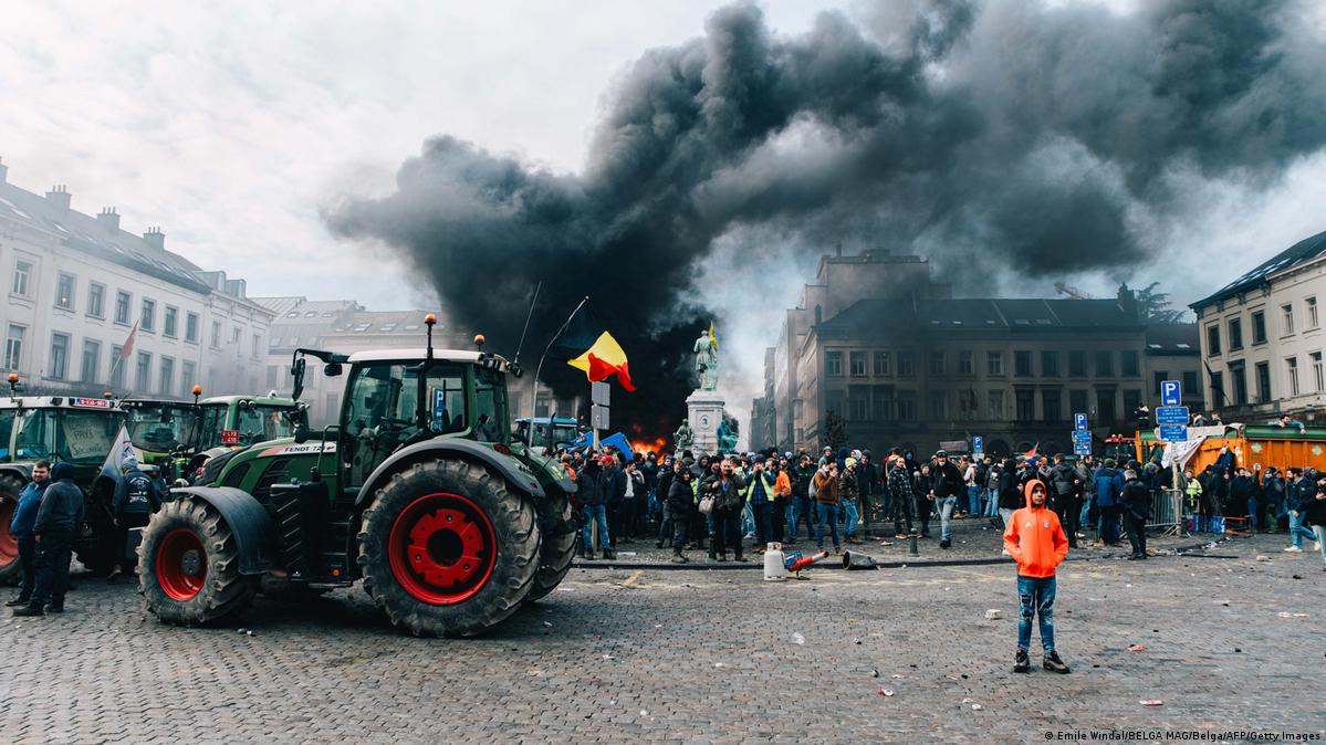 Отложено подписание грандиозного соглашения ЕС со странами Латинской Америки Переговоры ведутся уже 26 лет Евросоюз и страны торгового блока Mercosur Бразилия Аргентина Уругвай и Парагвай с 1999 года пытаются договориться о зоне свободной торговли которая стала бы крупнейшим международным рынком такого рода Планировалось что председатель Еврокомиссии Урсула фон дер Ляйен подпишет долгожданное соглашение 20 декабря в Бразилии Однако из за сопротивления Италии Франции Австрии и Польши поездка была отложена Страны опасаются негативных последствий для своих фермеров из за дешевого импорта из стран Латинской Америки Решающее слово оставалось за премьер министром Италии Джорджей Мелони rрторая заявила что страна будет готова подписать соглашение как только появятся необходимые ответы для фермеров отмечает Der Spiegel Накануне европейские фермеры устроили протесты в Брюсселе которые закончились беспорядками и стычками с полицией Теперь подписание соглашения намечено на январь dwglavnoe