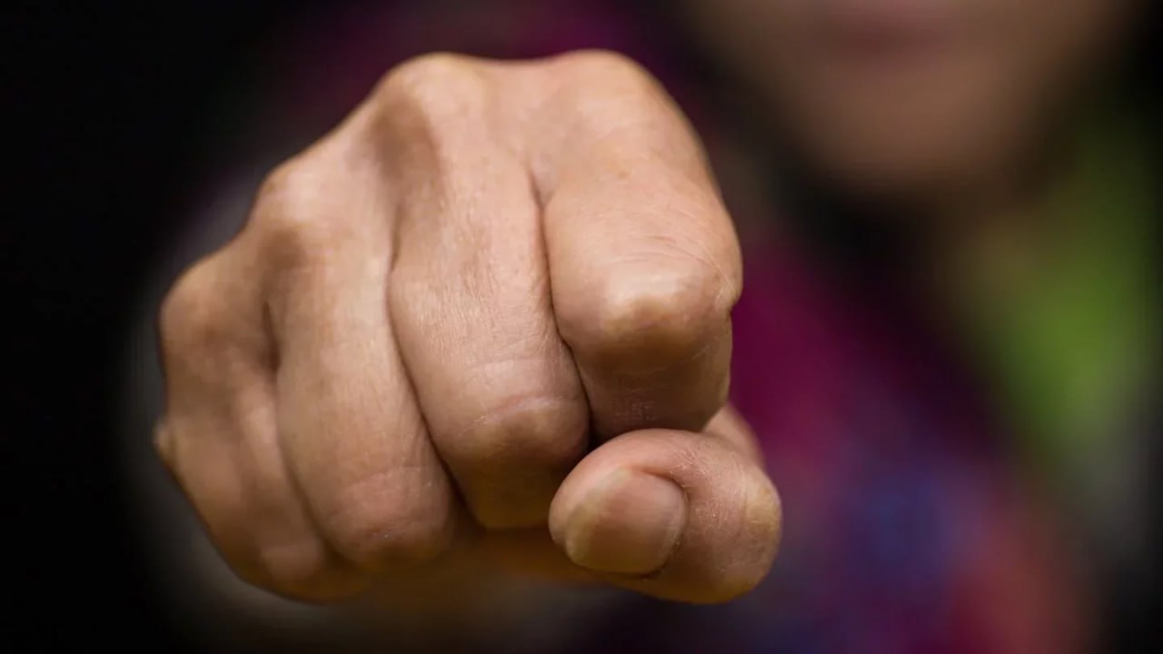 Суд по резонансному делу о пытках восьмилетнего ребёнка стартовал в Караганде В начале августа прошлого года 33 летний мужчина находился дома с двумя своими маленькими детьми и племянником Тогда он увидел что последний якобы насилует его четырёхлетнюю дочь или имитирует акт Взрослый зверски избил племянника у ребёнка были сломаны пальцы он получил сотрясение мозга ожоги первой степени синяки и кровоподтёки по всему телу Мать мальчика жительница Алматы рассказала что отправила сына в Балхаш на полтора месяца по просьбе дедушки Её бывший супруг отец мальчика сейчас отбывает наказание в колонии В день происшествия дедушка находился на работе Специалисты и экспертиза подтвердили что совершить надругательство в возрасте восьми лет физиологически невозможно А после избиения ребёнок по словам матери пережил сильную психологическую травму У него кошмары по ночам во сне бывает недержание Он постоянно за собой закрывает двери Боится стуков в дверь боится полицейских Не может наладить контакт со сверстниками в школе не хочет общаться с девочками Стал замкнутым зажатым часто беспричинно плаксивым Он даже не понял из за чего его избили Вообще ничего не понял Он говорил что терял сознание какие то моменты не помнит рассказала мама перед судебным заседанием Женщина также заявила что после её обращения 2 августа полиция несколько часов допрашивала ребёнка без психолога что стало для него дополнительным потрясением Сначала следователи завели дело по статье об изнасиловании но позже его закрыли Как только на процесс пришли журналисты подсудимый и его адвокат а также прокурор по делу потребовали перевести суд в закрытый режим Чтобы не разглашать интимные сведения заявили они Суд ходатайство удовлетворил журналистов попросили удалиться Комментарии сторона подсудимого дать отказалась Мать мальчика рассказала что из за длительного лечения и поездок по врачам она потеряла работу не может оплачивать дальнейшую психологическую помощь и вынуждена брать кредиты Напоследок дополним мужчину обвиняют в умышленном причинении вреда здоровью средней тяжести несовершеннолетнему Фото Envato Elements t me orda kz