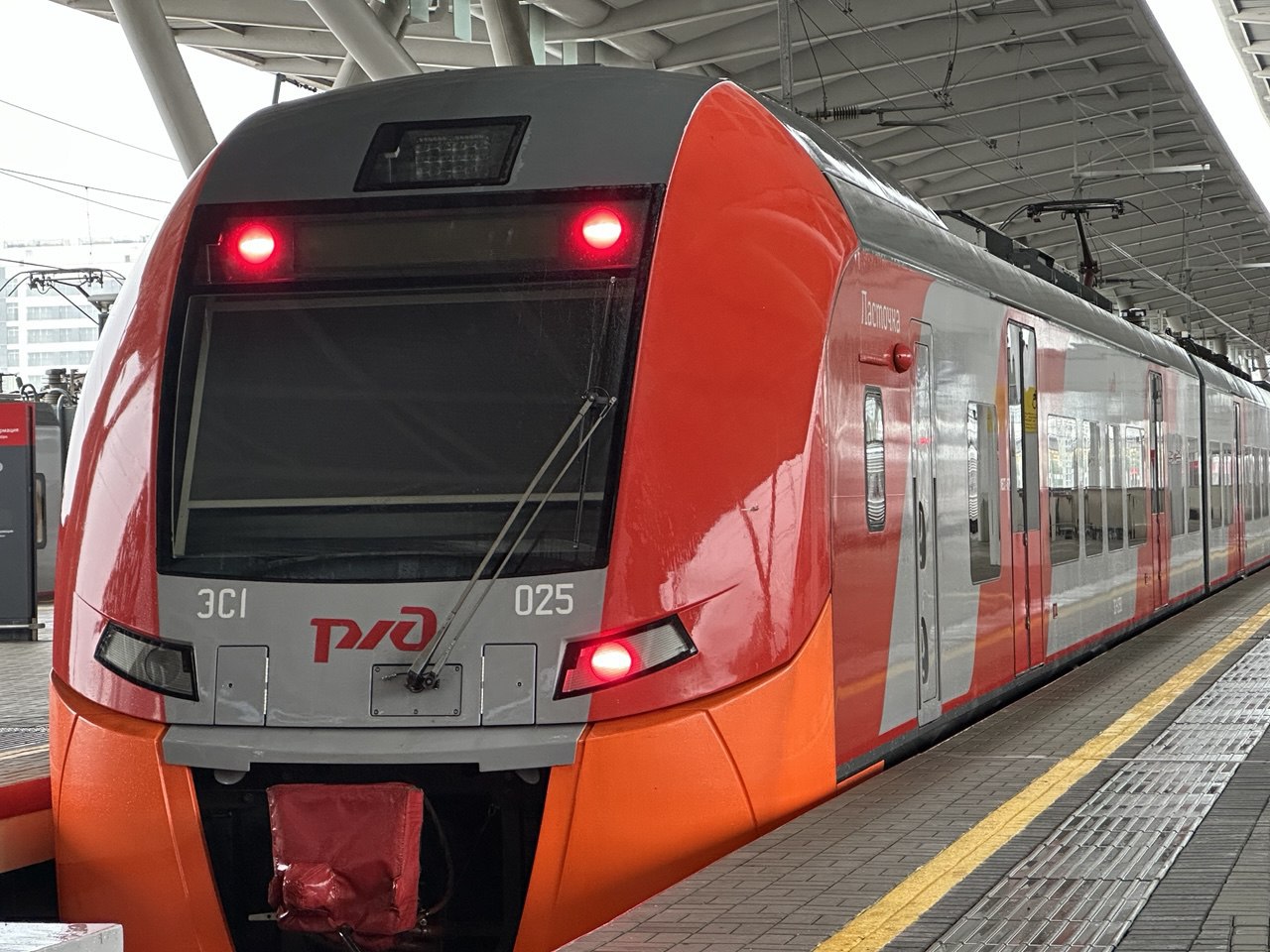 В Сочи с 15 по 18 ноября будут увеличены рейсы пригородных электропоездов Ласточка в связи с проведением товарищеских матчей между национальными футбольными сборными России Чили и Перу Так 15 ноября последний рейс из Имеретинского курорта в Сочи отправится в 22 10 а из Сочи в Сириус в 23 49 В последний день 18 ноября последний поезд из Имеретинского курорта в Сочи будет отправляться в 23 29 Кубанские Новости Мы в MAX