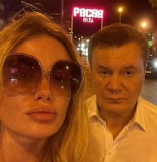 Украинская певица Каминская опубликовала в соцсетях фотографию с мужчиной, похожим на экс-президента Украины Виктора Януковича, подписав ее: «Какие люди на Канарах». Однако бывший соратник Януковича, Олег Царев, усомнился в подлинности снимка. Он отметил высокий рост Януковича почти два метра и крупное телосложение, что делает маловероятным такой ракурс съемки сверху вниз, учитывая рост Каминской 173 см . Царев также добавил, что Янукович не делает селфи и не допустил бы подобной фотографии, так как это противоречит его принципам. Фото: Лента дня