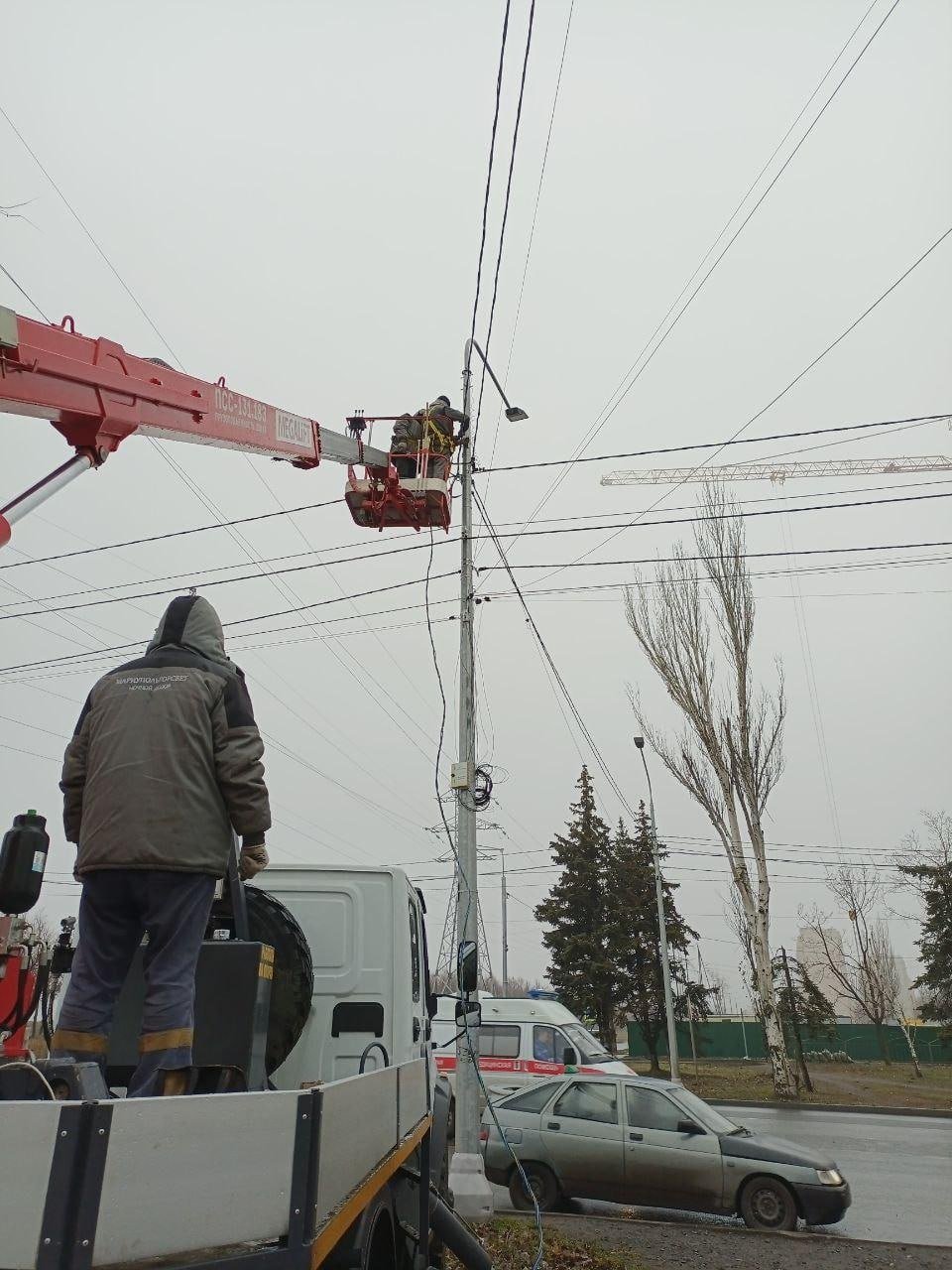 За прошлую неделю «Мариупольгорсвет» смонтировал более 230 новых светильников   С привлечением 8 единиц спецтехники сотрудники предприятия установили 233 новые лампы наружного освещения, смонтировали и отремонтировали 9864 метра кабеля, демонтировали 1020 метров неремонтопригодного провода и 58 вышедших из строя фонарей, освободили от аварийно-опасных веток 1450 метров сетей.  Технические работы проводились в:  — Жовтневом районе —  на проспекте Ленина, улицах Земской, Осовиахима, Халтурина и Котляревского, в переулке Почтовом;  — Приморском районе — на улицах Партизанской, Дарвина, Мира, Грачева и Черепановых, в переулках Ейском, Конечном и Черепановых;  — Ильичевском районе — на улицах Заозерной, Гастелло и Сеченова, в переулке Долгополова, проезде Самарскому, в поселке Каменск;  — Орджоникидзевском районе — на проспекте Победы, в переулках Чигорина, Горловском, Алмазном, Рубиновом, 1-му и 2-му Приморском, Энергетическом, в проезду Алмазном, на улицах Приморской, Горловской, Лазурной и Рубиновой.