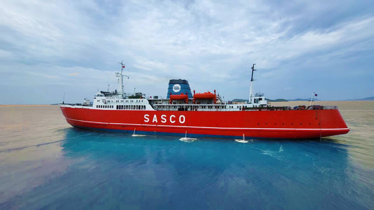 Паром Сахалин 9 отправится на плановый ремонт Дизель электроход будет выведен из эксплуатации с 18 февраля по 4 апреля 2026 года для проведения планового ремонта Об этом сообщили в пресс службе областного минтранса В этот период на линии Холмск Ванино продолжат работать суда Сахалин 8 Сахалин 10 и Александр Деев Доставка пассажиров и грузов через паромную переправу в островной регион находится на постоянном контроле ведомства Эхо Сахалина По сути о событиях на островах