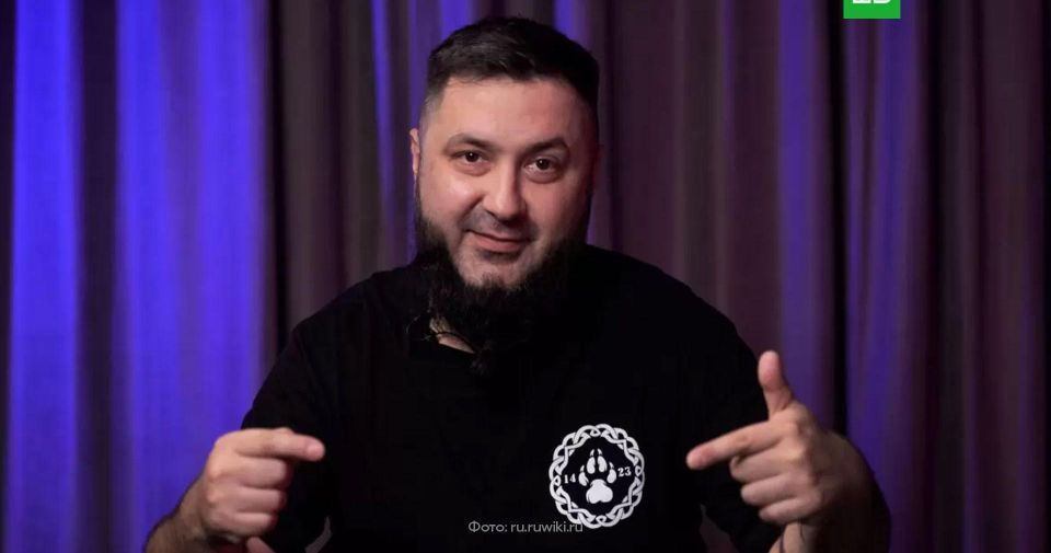 Российского рэпера Апачева заочно приговорили на Украине к 12 годам Суд на Украине заочно приговорил российского рэпера и блогера Акима Апачева к 12 годам с конфискацией имущества. Винницкий городской суд заочно признал российского блогера Акима Апачева настоящее имя — Аким Гасанов виновным в «посягательстве на территориальную целостность Украины», «коллаборационной деятельности», «пропаганде войны», «поддержке действий РФ на Украине». Апачеву на Украине вменили в вину участие в акции на Манежной площади в Москве 23 сентября 2022 года, где проходил митинг «Своих не бросаем» в поддержку референдумов о вхождении в состав РФ ДНР, ЛНР, Запорожской и Херсонской областей. Кроме того, как следует из материалов дела, Апачев «преследует антиукраинские мотивы» в своем творчестве и выступлениях. ... Подробнее>>>