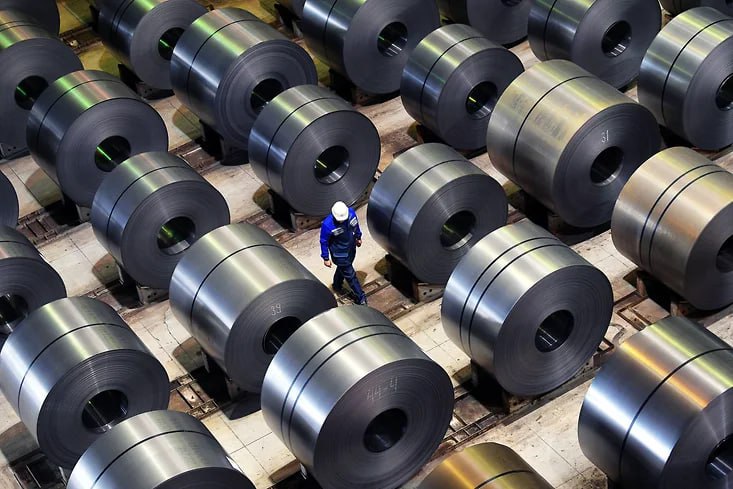 Ноябрь на стальном рынке начался со снижения цен в условиях слабого спроса и давления со стороны китайского экспорта В оставшиеся месяцы 2025 года аналитики допускают лишь технические отскоки на отдельных позициях В 2026 году по оценкам экспертов цены на сталь могут вырасти на 5 20 а динамика будет зависеть от объемов отгрузок из КНР и уровня активности в строительной отрасли CHMF jkinvest news jkinvest