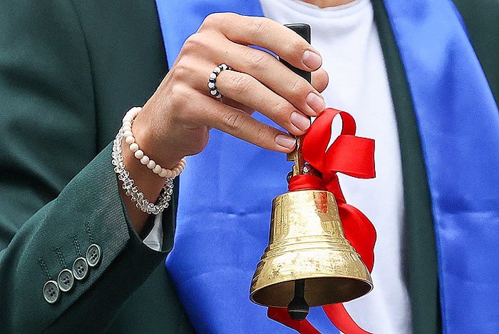 Школьные звонки в мае заменят на песни, посвящённые 80-летию Победы С приближением 9 мая в учебных заведениях будут звучать фрагменты «Катюши», «Смуглянки» и «Казаков в Берлине». Военно-патриотические композиции станут включать в рамках проекта «Мелодии вместо звонков». Об этом сообщили в министерстве просвещения. «Важно, чтобы дети знали и понимали, какой ценой досталась победа. Акция позволит им познакомиться с песнями, которые поддерживали людей в трудные времена. Так история становится ближе и понятнее», — отметил министр Сергей Кравцов. Подпишись на «Говорит Москва»