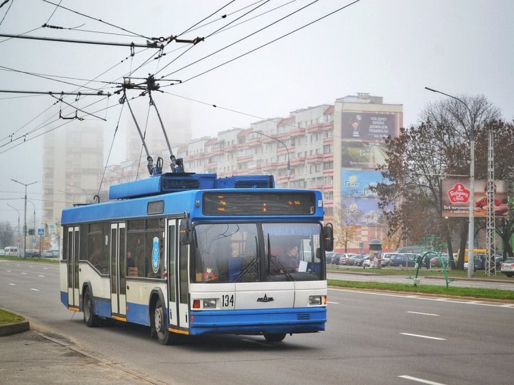 В Волгограде пассажирку троллейбуса, высадившего ее вне остановки, сбил электросамокат  Центральный районный суд Волгограда удовлетворил иск пассажирки троллейбуса к МУП «Метроэлектротранс» и водителю электросамоката, создавших аварийную ситуацию. Летом 2024 года истица попала в ДТП, выходя из троллейбуса № 9. Как сообщили Волжский.ру в объединенной пресс-службе судов общей юрисдикции региона, водитель общественного транспорта осуществила высадку пассажиров, не доехав до остановки. Когда двери открылись и пассажиры начали выходить, одну из женщин на большой скорости сбил пронесшийся мимо электросамокат. Она упала на асфальт и получила травмы.   Подробнее на Волжский.ру: