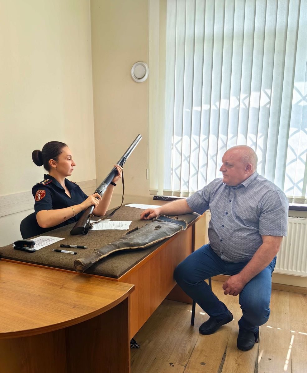 Туляки могут за сдачу оружие и патронов получить денежное вознаграждение Управление Росгвардии по Тульской области проведет профилактического мероприятия «Оружие». Целью которого является пресечение незаконного оборота оружия, боеприпасов и взрывчатых веществ. В соответствии с действующим законодательством, лицо, добровольно сдавшее оружие, его основные части, боеприпасы, взрывчатые вещества и взрывные устройства, не только освобождается от уголовной и административной ответственности, но и получает за это денежное вознаграждение. Профилактическое мероприятие «Оружие» проводится с 1 марта по 1 декабря 2025 года. В этом году жители Тульской области сдали в подразделения лицензионно-разрешительной работы более 200 единиц оружия и 3500 патронов различных калибров. Общая сумма денежного вознаграждения составила более 650 тысяч рублей.