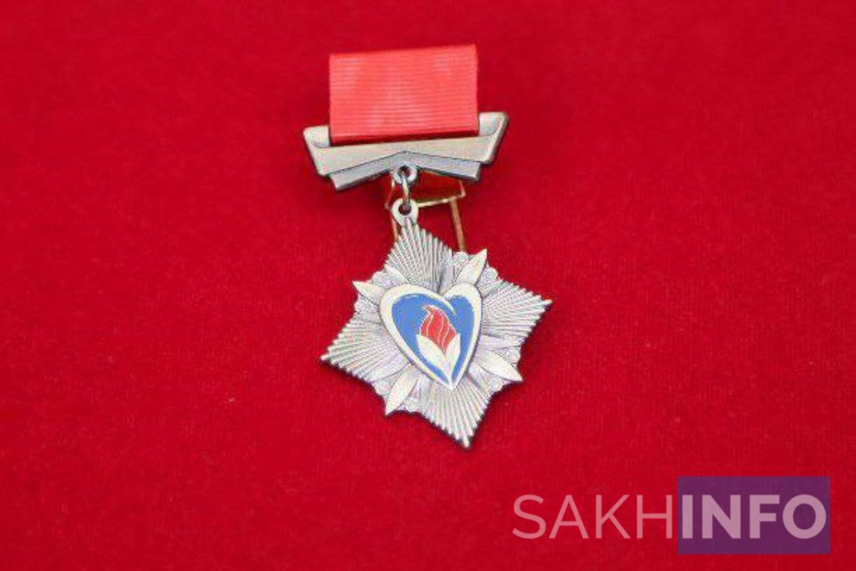 12-летнюю девочку-героя из Ноглик наградили за спасение брата из огня Ранее «Сахалин Инфо» рассказывало о возгорании в двухквартирном доме на улице Бошнякова в селе Ноглики, случившемся 2 июня 2024 года. Тогда, поздним вечером, Настя и её младший брат были в доме одни. Девочка почувствовала запах гари, выбежала из комнаты в коридор, в попытках открыть входную дверь, но не вышло. Жилище моментально стало наполняться дымом, ситуация была критической. С холодным расчетом взрослого человека, девочка справилась с паникой, догадалась разбить окно, но вылезти через него с братом ей не удалось. Тогда она вылезла через него одна и побежала за помощью взрослых. Она привела к охваченному огнём дому соседа, которому удалось залезть через окно в задымлённую комнату, где напуганный ребёнок ждал сестру, и вынес из пожара маленького Романа. К приезду пожарных дети были в безопасности, благодаря решительности старшей сестры. Насте вручили награду Всероссийской общественной инициативы с международным участием "Горячее сердце"