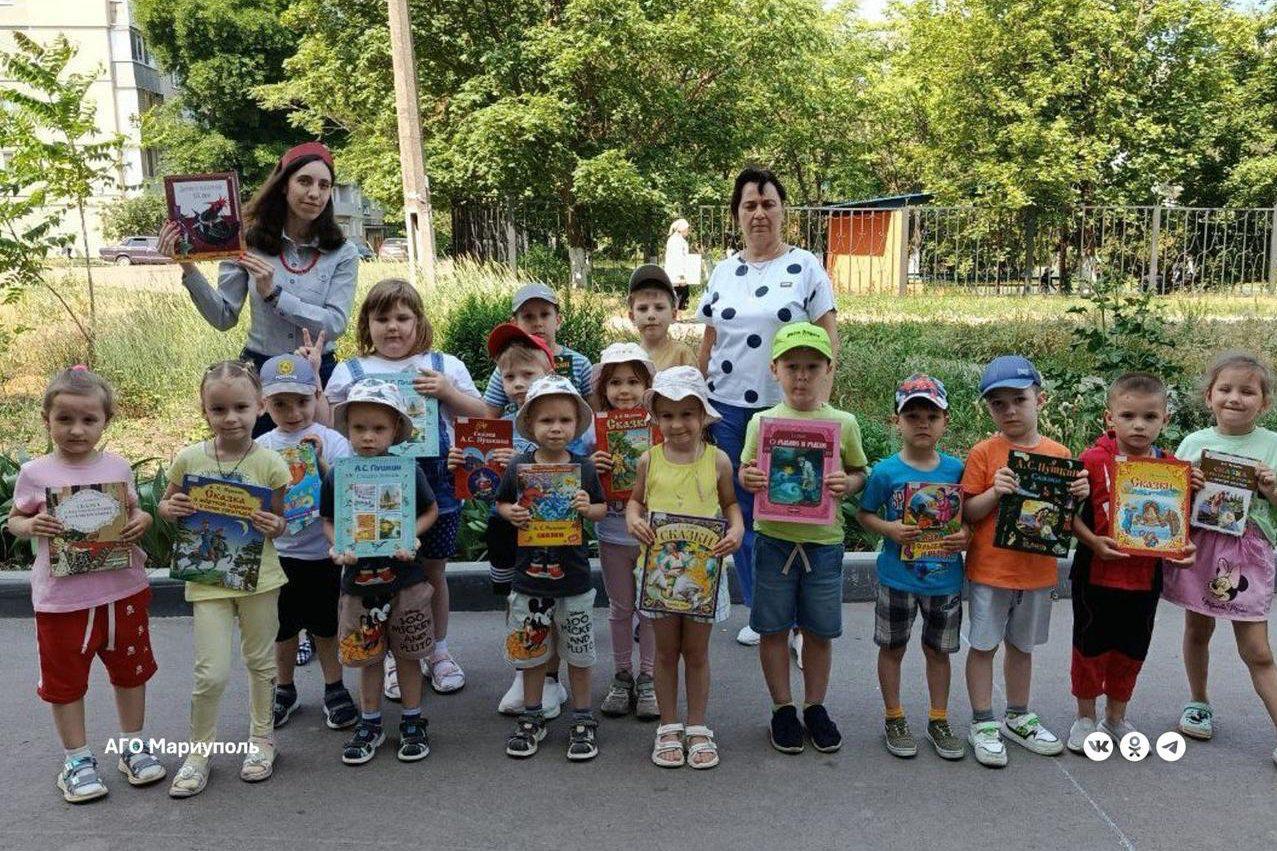 Библиотекари приобщили мариупольских малышей к сказкам Пушкина Волшебное литературное путешествие «За морями, за лесами ждут нас сказки с чудесами» к Пушкинскому дню России маленьким воспитанникам детского сада №160 «Родничок» организовали сотрудники библиотеки им. Н.В. Гоголя. Библиотекари познакомили малышей с известными сказками Александра Сергеевича Пушкина о царе Салтане, рыбаке и рыбке, о мёртвой царевне и семи богатырях. Дети активно участвовали в литературной викторине и сказочной эстафете с волшебными предметами, отгадывали загадки о героях пушкинских произведений. Особый восторг малышей вызвали красочно иллюстрированные книги с добрыми и поучительными сказками Пушкина. Такие мероприятия помогают с раннего возраста привить детям любовь к чтению и интерес к произведениям классиков русской литературы, - отметила заведующий библиотекой Светлана Недобой.