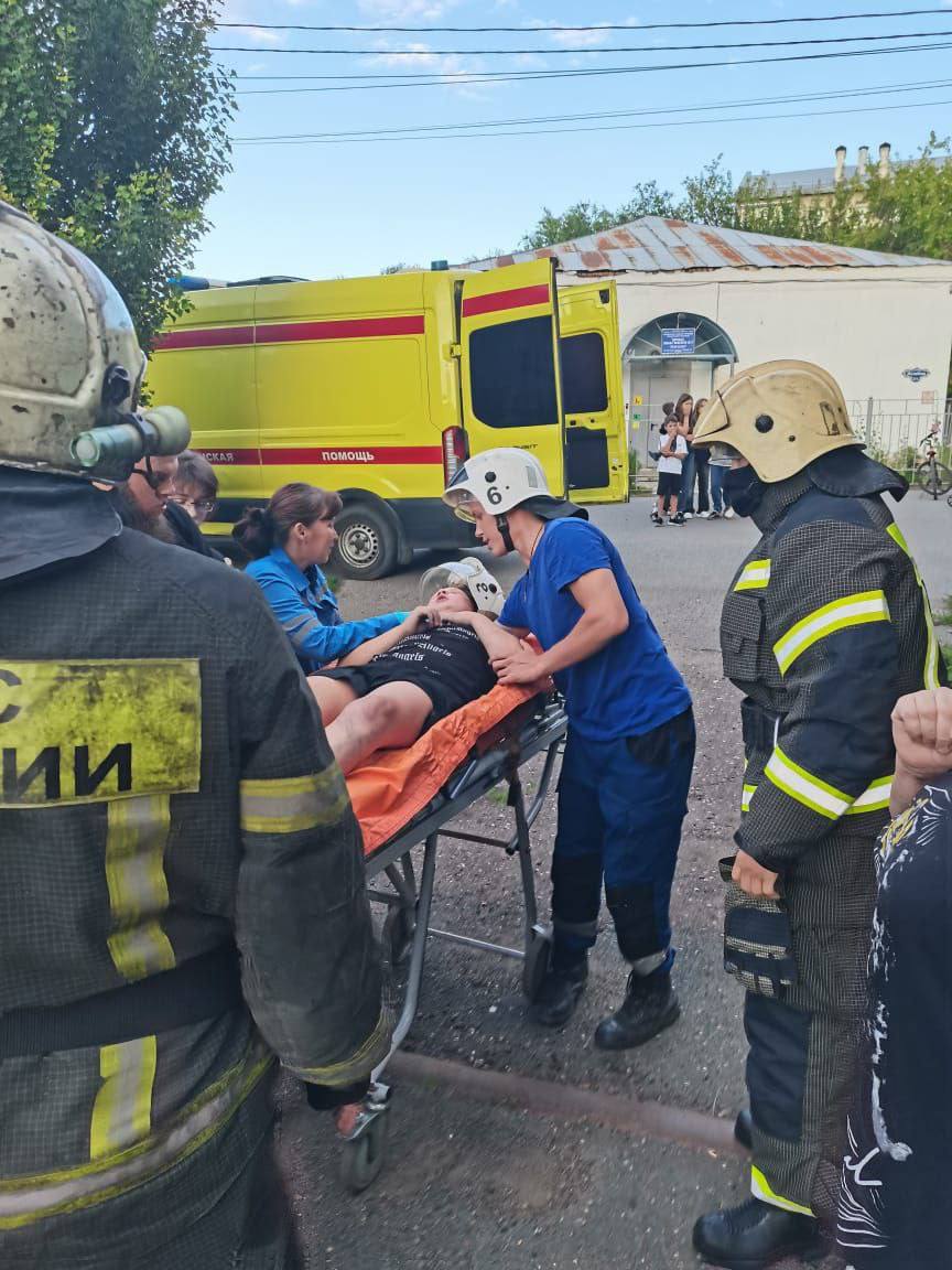 В Оренбурге ребенок повредил ногу, перебираясь через забор #Про_Происшествия Оренбургские спасатели помогли подростку, который не смог слезть с забора из-за травмированной ноги. Накануне вечером на ул. Желябова мальчик перебирался через забор и травмировал ногу железной конструкцией. Он не смог спуститься обратно, поэтому были вызваны спасатели. Они оперативно прибыли на место, и с помощью инструмента спустили подростка. На тот момент мальчика уже ждала скорая помощь.