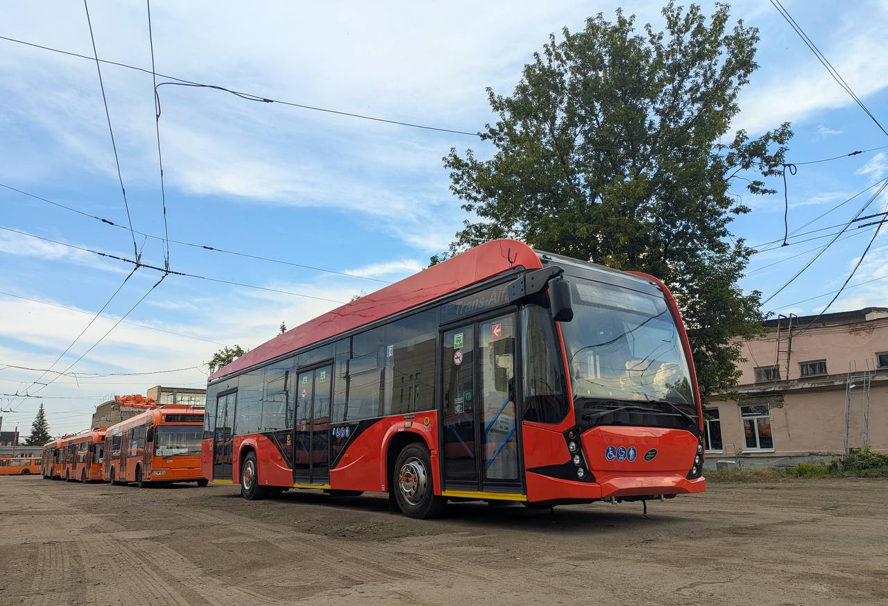 Еще один троллейбус с автономным ходом протестируют на улицах Нижнего Новгорода   В троллейбусный парк №2 поступил низкопольный троллейбус «Авангард», изготовленный на Вологодском механическом заводе, сообщает госпредприятие «Нижегородэлектротранс».   Как сообщает производитель, этот троллейбус способен проезжать расстояние от 20 км без подключения к контактной сети. Транспорт вмещает 107 пассажиров.  Сейчас в Нижнем Новгороде проходят тестирование два троллейбуса с увеличенным автономным ходом — «Синара» и «Адмирал».     «Нижегородэлектротранс»    Прислать новость