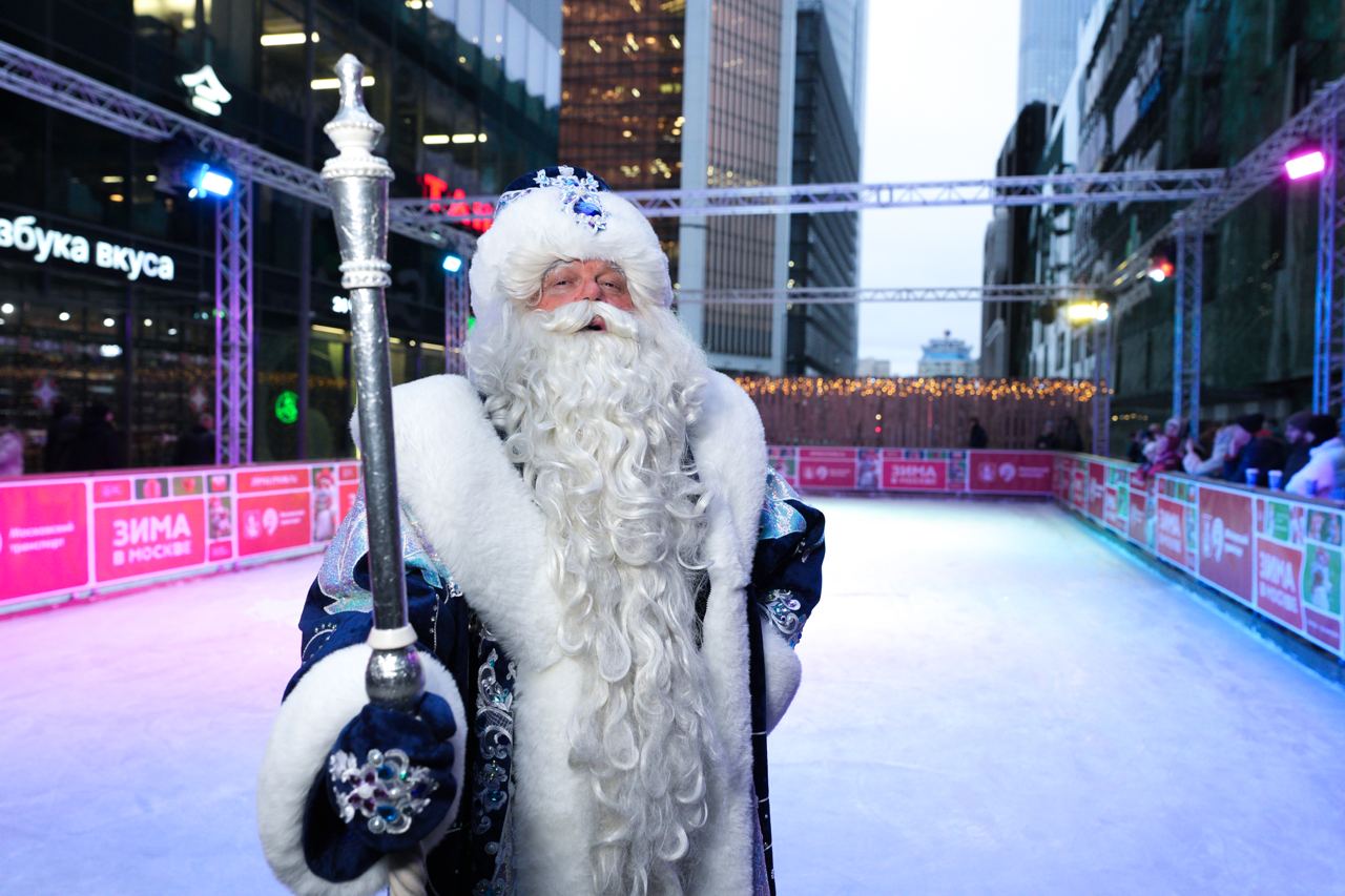 В пешеходной зоне Москва Сити заработал каток 240 м² льда и до 30 человек за сеанс Ищите его между Афимолл Сити и башней Федерация Сеанс длится 1 5 часа нужна предварительная регистрация на сайте Максим Ликсутов напомнил и про уникальный каток на Северном речном вокзале площадью более 9 тысяч м² где уже побывали 13 тысяч гостей Успевайте зарядиться Новогодним настроением сейчас самое время ШЭР Подписаться