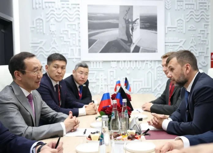 Якутия на ПМЭФ-2025: инвестиции в Ленский мост и стратегические партнерства второго дня Во второй день ПМЭФ-2025 Якутия подписала ключевые соглашения: РФПИ станет инвестором Ленского моста, маркетплейс Wildberries с Russ запускает новые инструменты поддержки дальневосточных предпринимателей, а Банк «РОССИЯ» и «Вымпел-Коммуникации» расширят своё участие в регионе. Кроме того, Якутия договорилась о новых совместных проектах и бизнес-миссиях с Бахрейном и Киргизией. Подробнее об итогах второго дня ПМЭФ-2025 — читайте здесь: