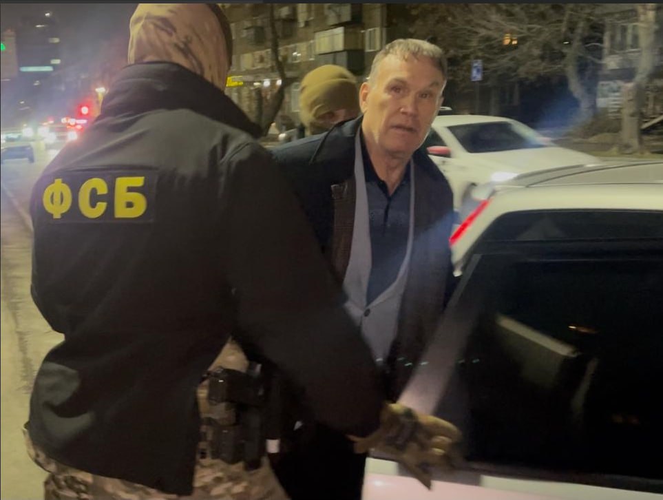 У экстремистской ОПГ Махонинские изъяли имущество на 2 5 миллиарда ОПГ Махонинские официально признали экстремистским Решение утвердил Челябинской областной суд на заседании 28 января также изъяв в доход государства имущество группировки на 2 5 миллиарда рублей сообщил Вечерке собственный источник Еще один иск к экстремистской организации рассматривает Советский районный суд В нем Генпрокуратура РФ требует национализировать другое имущество Махонинских на 1 3 миллиарда рублей ОПГ Махонинские признана экстремистской организацией ее деятельность запрещена на территории России Подписаться на vecherchel Поддержать Читать в Мах