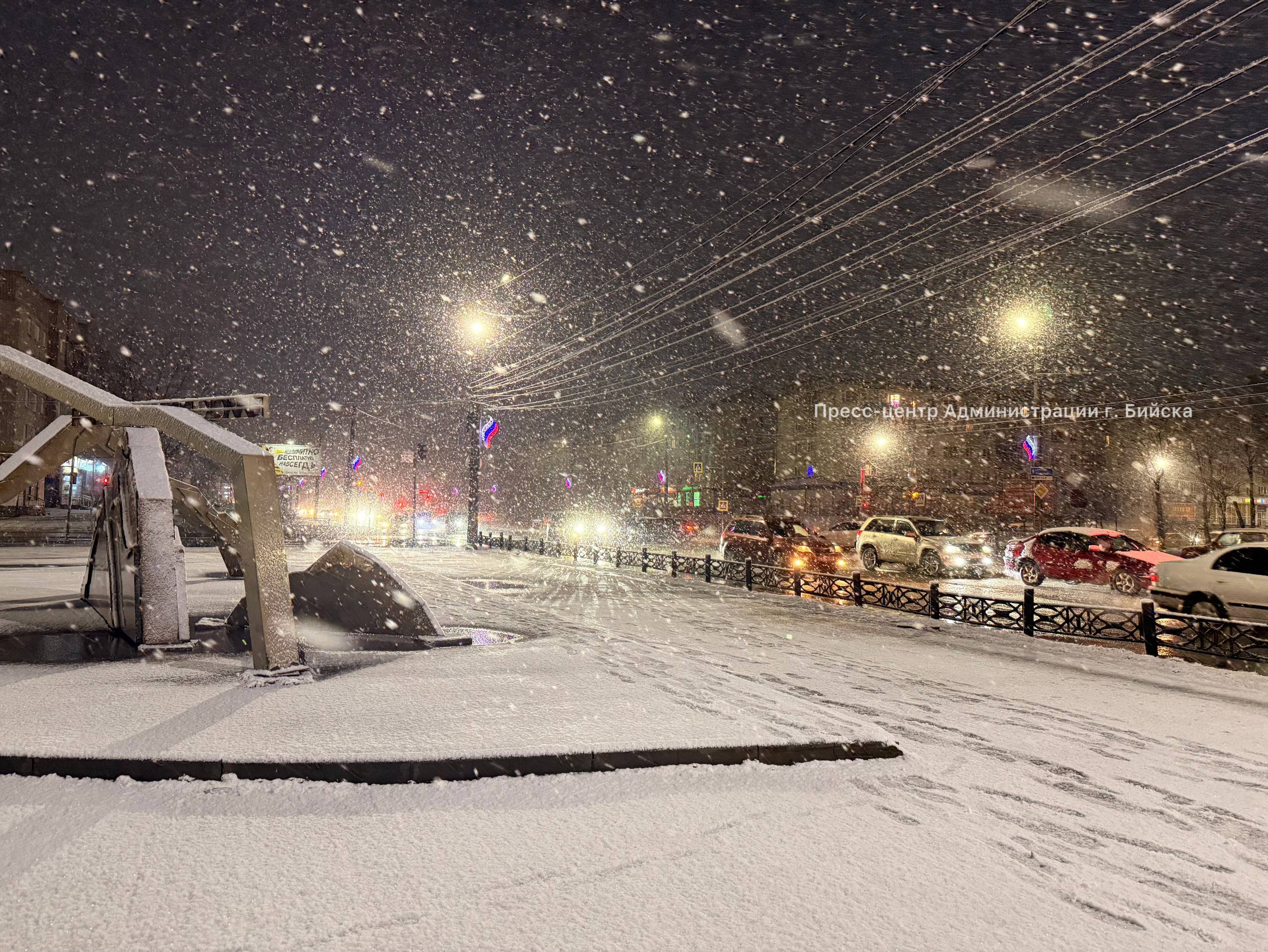 Внимание В Алтайском крае днем 6 февраля и ночью 7 февраля 2026 года ожидаются осадки в виде мокрого снега местами с дождем переходящий в снег гололедные явления метели усиление ветра до 18 23 м с На дорогах местами сильная гололедица снежные заносы