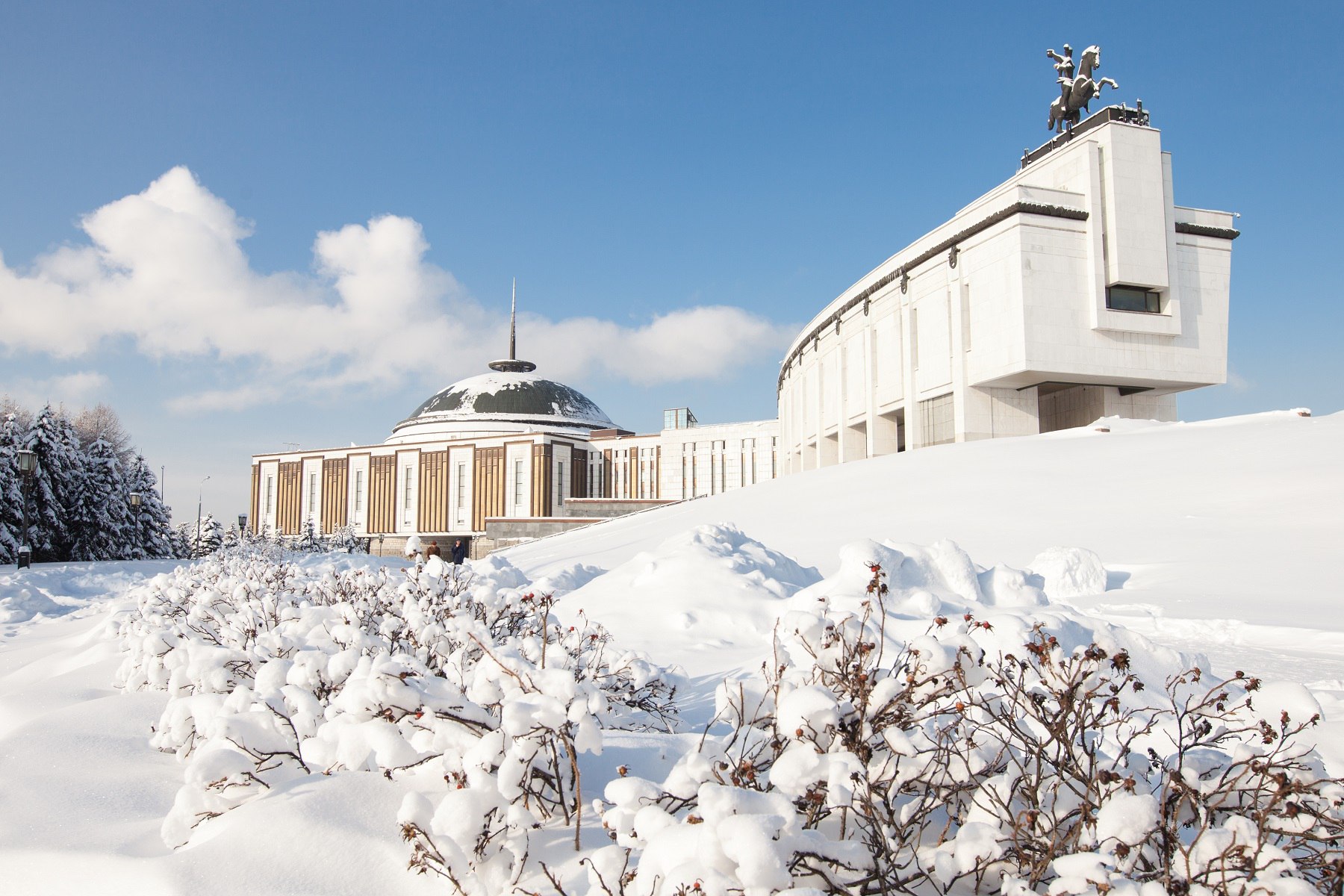 Музей Победы представит выставку к годовщине снятия блокады Ленинграда 27 января Музей Победы представит обновленную экспозицию в рамках проекта Семейные реликвии Экспозиция расскажет о судьбе и боевом пути советского военачальника Маршала Советского Союза Героя Советского Союза Кирилла Афанасьевича Мерецкова Посетители увидят предметы маршальского обмундирования и телефонный аппарат селекторного типа Среди уникальных экспонатов копия схемы хода боевых действий Ленинградского и Волховского фронтов по прорыву блокады Ленинграда Экспозицию дополнят фотографии из фондов Музея Победы   Информационный партнер Радио Звезда Выставка будет работать до 8 февраля 2026 года Возрастная категория 0