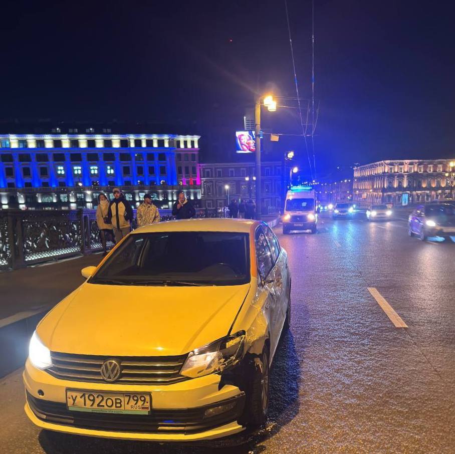 Водитель каршеринга сбил дорожного рабочего на Литейном мосту В центре города произошла авария. Мужчина за рулём арендованного авто сбил рабочего, когда тот наносил на дороге разметку. Пострадавшему потребовалась помощь врачей. Подробности выясняются. #Центральный_РК