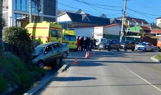 В Сочи завершено расследование смертельного ДТП Трагичное ДТП произошло в феврале 2024 года на ул Мира в Адлере У 50 летнего водителя Лады Калины за рулём случился эпилептический приступ Автомобиль оставшись без контроля съехал с дороги в кювет Находившаяся в машине 62 летняя пассажирка получила травмы несовместимые с жизнью и погибла на месте Следствием установлено что водитель знал о своём диагнозе при котором управлять автомобилем запрещено Он сел за руль надеясь что сможет самостоятельно справиться с возможным приступом Расследование уголовного дела по ч 3 ст 264 УК РФ завершено Обвинительное заключение направлено в суд Сочинцу грозит до 5 лет лишения свободы Полиция Сочи