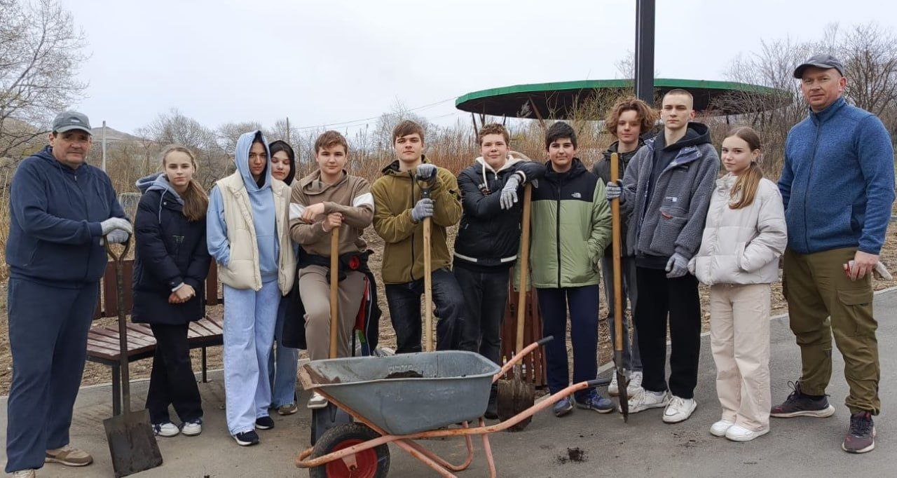 Канал Хасанского округа  Депутаты Думы Хасанского округа Р. Войтюк и А. Яровой организовали высадку деревьев накануне Дня Победы. Крупноплодный боярышник был высажен вдоль "дороги к здоровью и спорту" - обьекту реализованому по программе "Твой проект" в 2024 году. Инициаторами проекта так же стали депутаты. Активное участие приняли ученики 8 класса ЧОУ "Школа Камашинского", предприниматели Славянки.