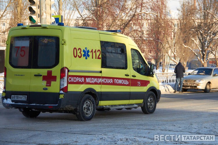 В Казани в результате пожара один человек скончался и одного госпитализировали  В Казани, на улице Шамиля Усманова, произошел пожар в пятиэтажном доме. Очаг возгорания находился в квартире на третьем этаже, где горели вещи на площади 2-3 квадратных метра.  По информации ГУ МЧС России по РТ, пожарные спасли 68-летнюю женщину, которую с отравлением продуктами горения госпитализировали. Также в ходе тушения был найден мертвый мужчина.  Предварительная причина трагедии — неосторожность при курении. Ведется расследование обстоятельств происшествия.  Подписаться   Сообщить новости