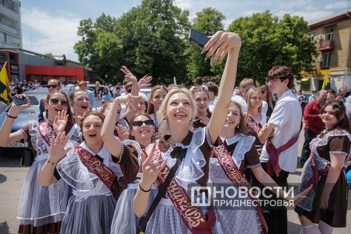 Цифра дня: 220 выпускников получат медали 126 — золотые, 94 — серебряные. Это около 11% от общего числа выпускников. По данным минпроса, в этом году медалистов на 20 человек больше, чем в 2024-м.