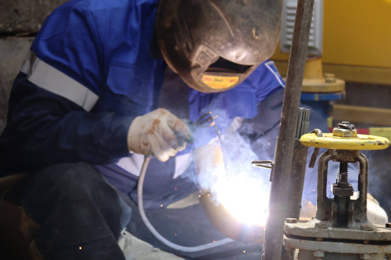 В Дербенте завершены аварийно восстановительные работы на повреждённом газопроводе Министерство энергетики и тарифов Республики Дагестан информирует о завершении аварийно восстановительных работ в г Дербент Напомним 8 января в 20 50 на пересечении улиц Сальмана и Пушкина в результате дорожно транспортного происшествия был повреждён газопровод высокого давления что привело к временному отключению газоснабжения По состоянию на 9 января аварийно восстановительные работы выполняемые ОАО Даггаз полностью выполнены Специалисты провели необходимые технические мероприятия для скорейшего восстановления подачи газа