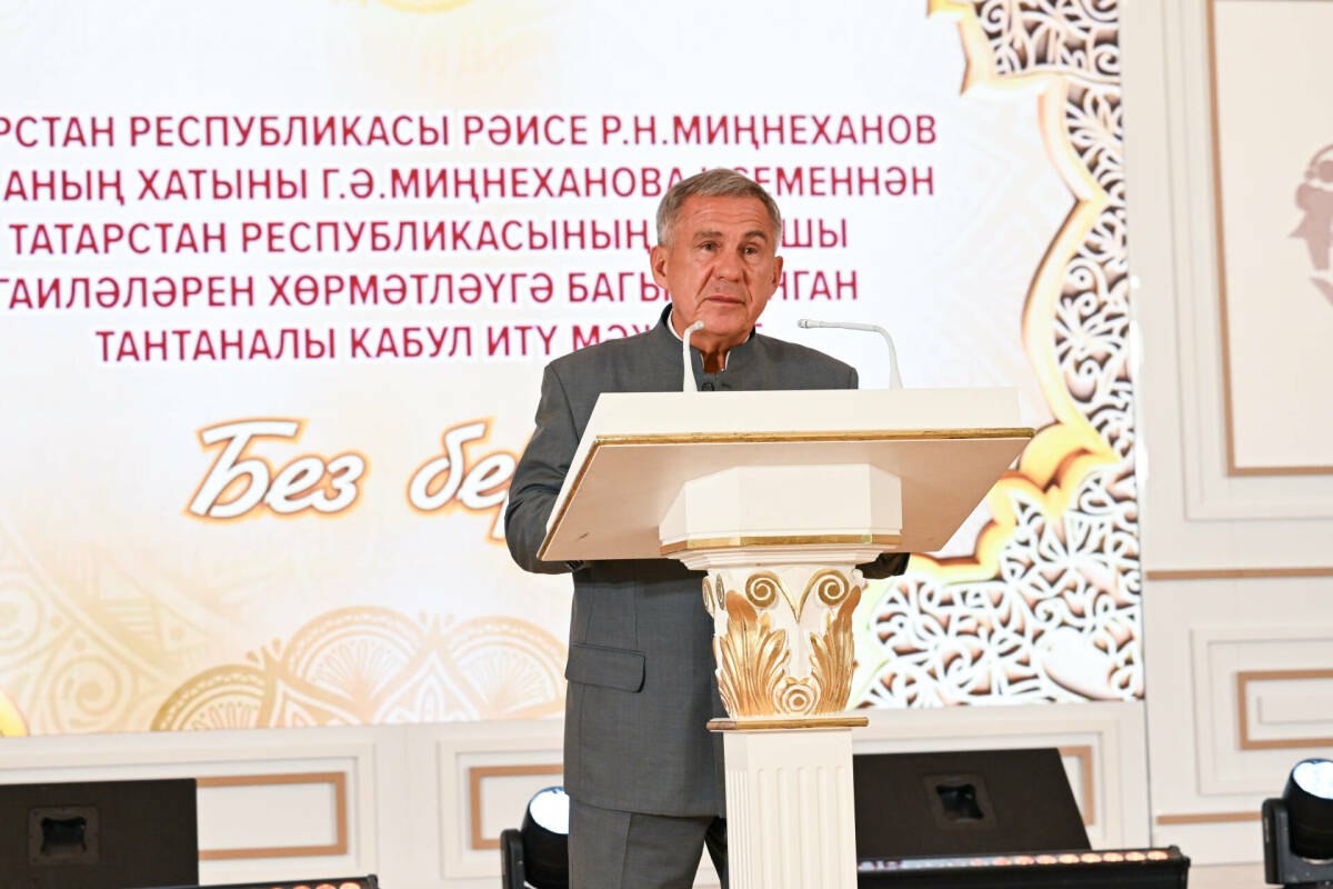 Рустам Минниханов анонсировал новые меры социальной поддержки семей с детьми Раис Татарстана во время приема в честь лучших семей республики прошедшего в Казанском Кремле рассказал о новых мерах социальной поддержки семей с детьми которые вводятся в текущем году В частности Раис РТ упомянул 30 процентную компенсацию стоимости обучения детей из многодетных семей в профессиональных образовательных организациях и единовременные выплаты в размере 100 тыс рублей студенткам очной формы обучения при постановке на учет по беременности На встречу были приглашены 45 семей из разных городов и районов Татарстана Фото пресс служба Раиса РТ Подпишитесь на iatatarinform