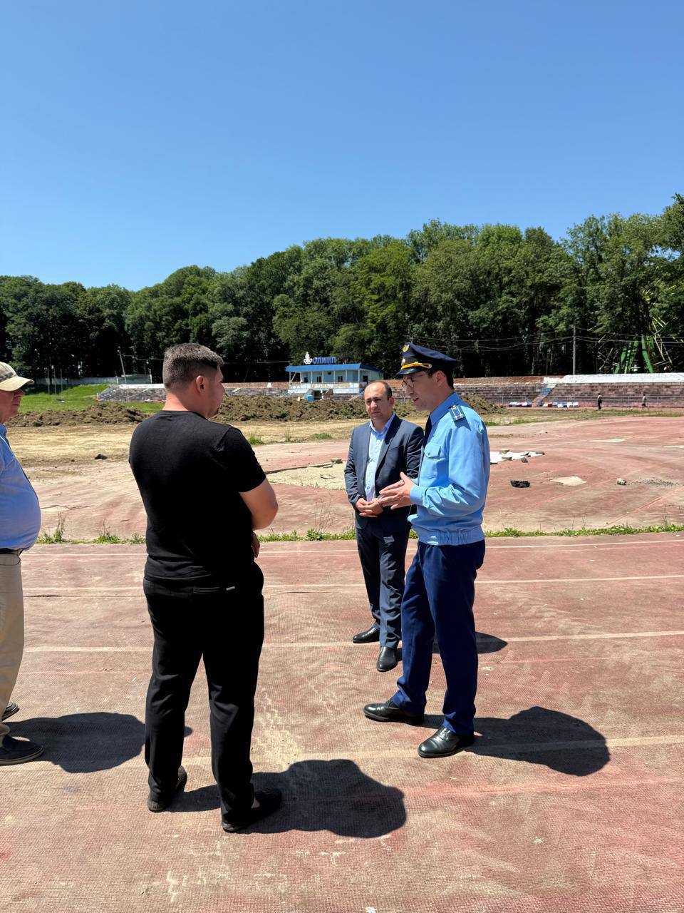 Прокурором Апшеронского района рамках надзора осуществлен выезд на строящиеся социальные объекты Так, прокурором района Алексеем Поповым в рамках надзорного сопровождения осуществлен выезд на стоящийся Центр единоборств в г. Апшеронске. В целях контроля за возводящимся объектом заслушаны отчеты о ходе строительных работ, а также произведен осмотр строящегося спортивного комплекса. Кроме того, прокурором района проверены темпы работ по капитальному ремонту стадиона "Труд", производимого в рамках программы "Развитие культуры и спорта". Прокурором заслушаны доклады ответственных лиц о ходе проведения работ и соблюдения сроков, а также о качестве выполненных работ, которые поставлены на контроль в прокуратуре района.