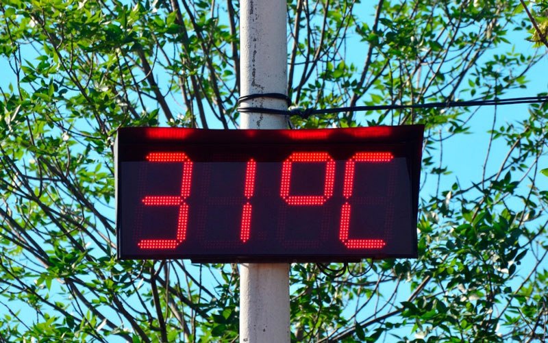 Вследствие глобального потепления погода в Москве за последние 50 лет претерпела существенные изменения. Лето стало более теплое, волны жары приходят все чаще 2010, 2021, 2023 гг. продолжительность теплого периода увеличилась.Расчеты показывают, что в Москве лето состоится. В июне в столице многолетняя средняя месячная температура воздуха составляет 17,4 градуса. А в нынешнем году норма по температуре воздуха может быть перевыполнена на 1-1,5 градуса. Велика вероятность, что даже в первом месяце лета максимальная температура воздуха несколько дней будет достигать 30 градусов. Что касается дождей, то 6 гидродинамических моделей из 8, которые мы используем, прогнозируют июньский дефицит осадков. Это вовсе не исключает их чрезмерной интенсивности в отдельные дни. При нынешнем уровне развития науки предсказать возникновение неблагоприятных и опасных явлений погоды возможно с заблаговременностью не более 5 дней.И к ним предстоящим летом следует подготовиться!