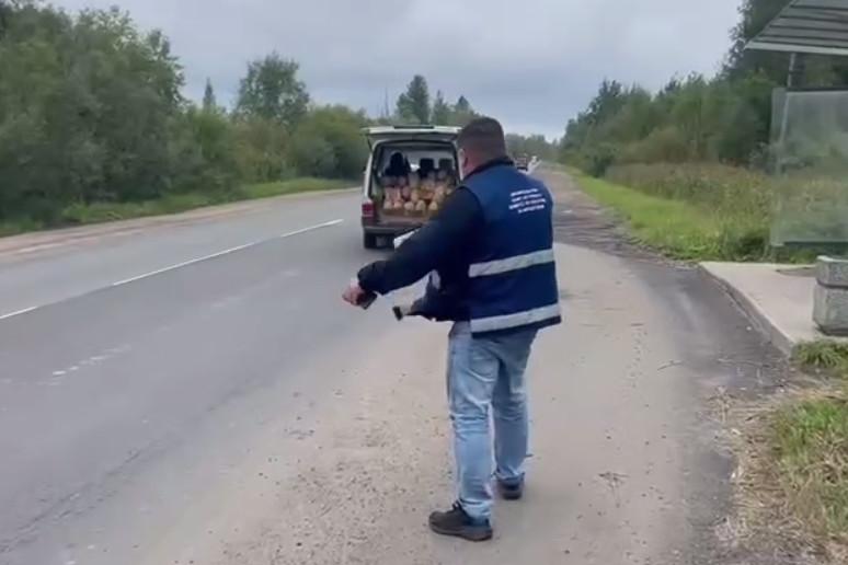 Торговец арбузами и дынями прокатил на капоте рейдовика в Металлострое это попало на видео Продавец арбузов и дынь прокатил на капоте инспектора решившего прервать его несанкционированную деятельность в Колпинском районе Петербурга