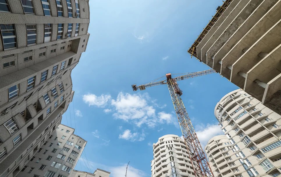 В Башкирии второй январь подряд снижаются показатели ввода жилья В январе в Башкирии введено в эксплуатацию 98 1 тыс кв м жилья из которых 95 4 тыс кв м пришлось на индивидуальных застройщиков а на строительные компании лишь 2 7 тыс кв м Нынешние показатели сдачи жилья за первый месяц года являются самыми низкими за пять лет Они на 30 4 отстают от результатов января прошлого года и в 4 14 раза от объемов начала 2024 года Фото Игорь Елисеев Коммерсантъ Подписывайтесь на Ъ Уфа Оставляйте бусты