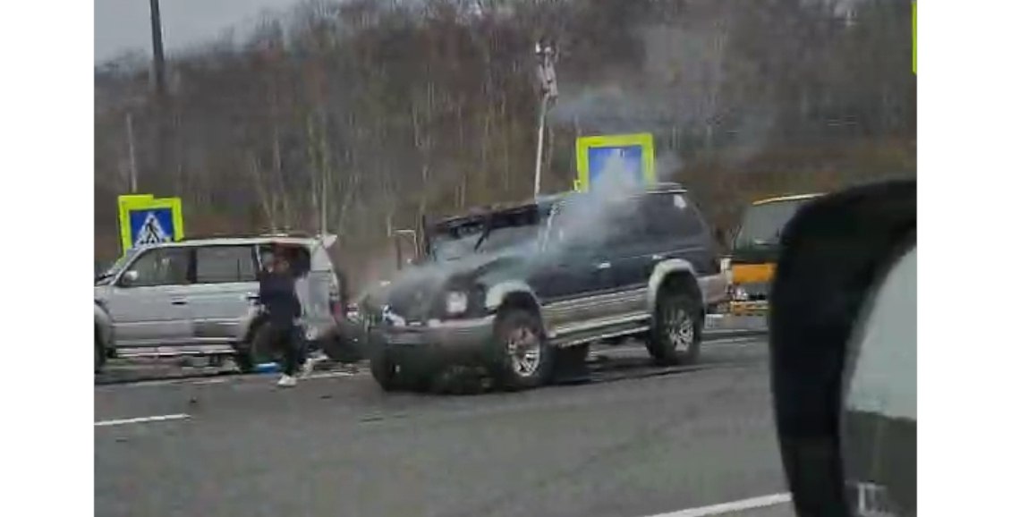 На трассе на Камчатке загорелся автомобиль  видео  Сегодня в Елизовском районе Камчатки загорелся автомобиль. Как сообщили очевидцы в редакцию ИА «Кам 24», машина попала в ДТП. Нажмите для подробностей -