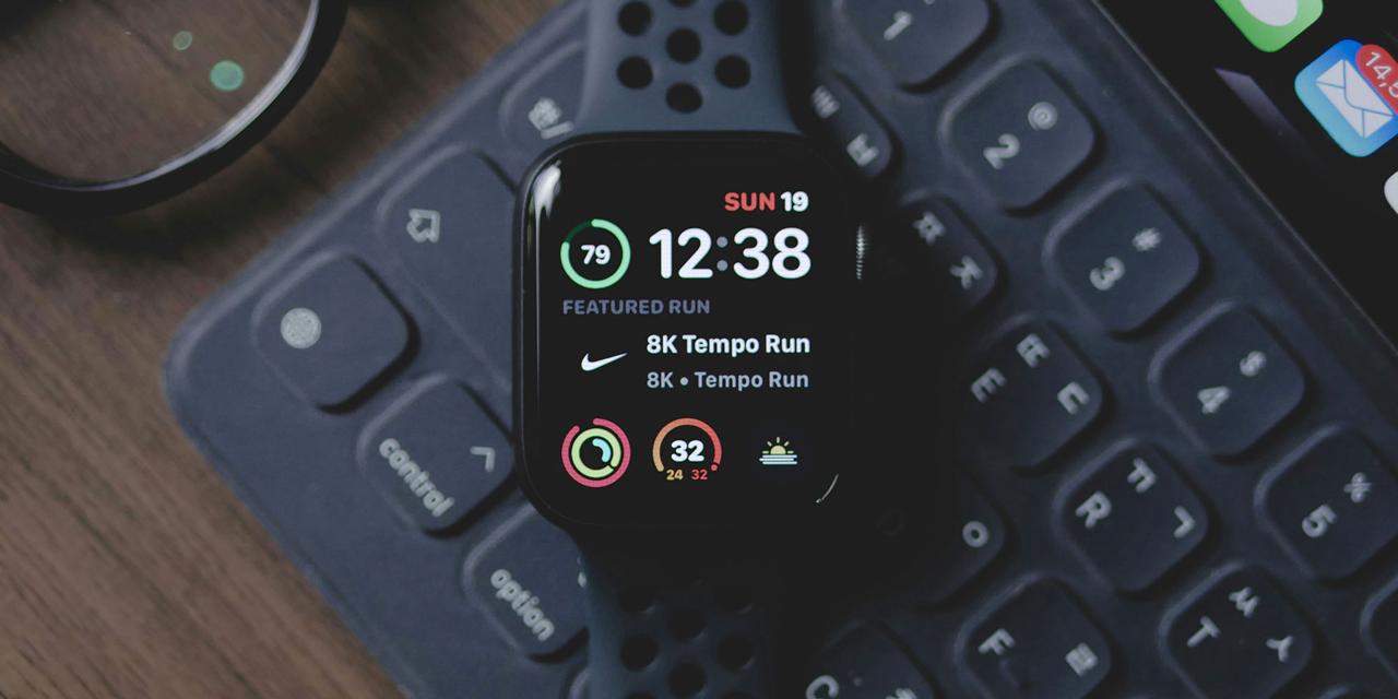 Не верьте Apple Watch! Они сильно ошибаются в подсчёте калорий Умные часы Apple Watch отлично справляются с измерением пульса и шагов, но сильно ошибаются в оценке сожжённых калорий. Об этом сообщили исследователи из Университета Миссисипи после метаанализа 56 рецензируемых работ. Средняя погрешность подсчёта пульса составила 4,4%, а шагов — 8,2%. Эти показатели считаются приемлемыми для потребительских фитнес-гаджетов. Однако оценка расхода энергии оказалась в три раза менее точной — ошибка достигала почти 28%. Погрешности встречались у всех моделей Apple Watch и при разных типах активности. Даже в последних поколениях устройств алгоритмы не могут гарантировать точный подсчёт калорий, хотя общая тенденция к улучшению точности всё же прослеживается. Учёные подчёркивают, что их задача — не критика, а информирование пользователей и производителей об ограничениях технологии. Сама Apple не раскрывает алгоритмы работы своих фитнес-функций и не позиционирует часы как медицинское устройство. Компания отмечает, что девайс рассчитан на помощь в мониторинге здоровья, а не на точную диагностику.