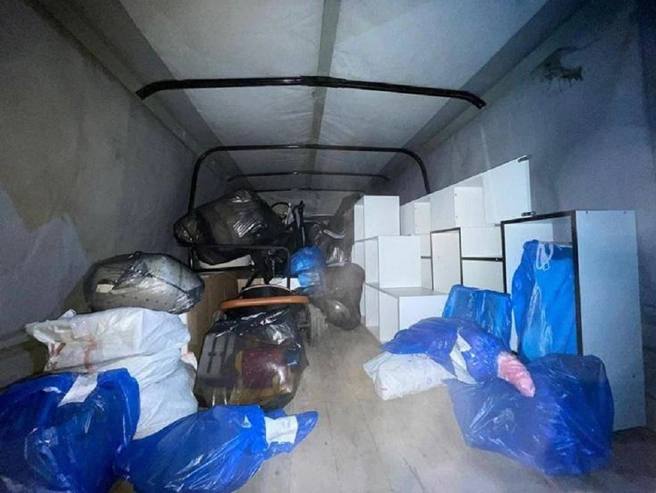 Омичка пыталась обмануть маркетплейс на 15 По версии прокуратуры, в августе 2023 года 33-летняя омичка оформляла заказ на маркетплейсе и обнаружила сбой в работе приложения: выбранный товар помечался как оплаченный. Женщина решила этим воспользоваться. — Первоначально она заказала и забрала 765 товаров предметы мебели, украшения, детские вещи общей стоимостью более 1,6 млн рублей, а потом еще осуществила заказ 580 товаров ювелирных изделий, бытовой техники, одежды и прочего на сумму свыше 14 млн рублей, — рассказали в прокуратуре. Работники маркетплейса вовремя обнаружили сбой и заблокировали аккаунт омички. Сделать заказ она не успела. Свою вину женщина признала и выплатила компании 510 тысяч рублей в качестве возмещения причиненного ущерба. Куйбышевский райсуд признал ее виновной в покушении на мошенничество, сообщили в прокуратуре. Суд приговорил ее к 3 годам лишения свободы в колонии общего режима. Отбывать наказание она будет после того, как ее ребенку исполнится 14 лет. Также она должна полностью возместить ущерб. Источник: «Прокуратура Омской области»