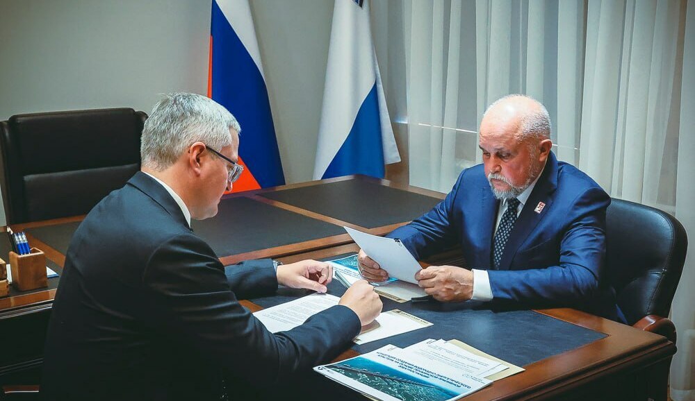 Камчатке выделят федеральные средства для закупки топлива к отопительному сезону Министр энергетики РФ Сергей Цивилёв пообещал Камчатке два миллиарда рублей на топливо. Средства компенсируют разницу между дорогим мазутом и дефицитным газом. Нажмите для подробностей -
