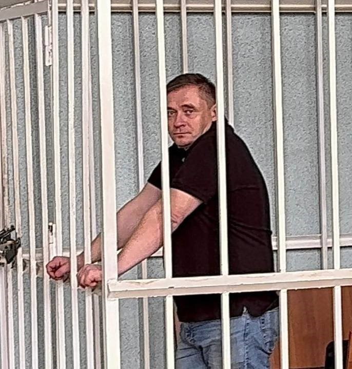 Директор реабилитационного центра для лечения наркоманов и алкоголиков получил срок за... пьяную езду с наркотиками в автомобиле  41-летний директор рехаба из Орла Вячеслав Путютин решил познать жизнь своих подопечных во всех красках: его «Шевроле» остановили за странный стиль вождения на московском проспекте Маршала Жукова — ну а дальше он в панике стал предлагать гаишникам взятку в 1 миллион рублей.  Всё из-за того, что директору было, что терять: в машине нашлись несколько свёртков с наркотиками, а сам сверхразум был пьян «в хлам».  В итоге суд приговорил Путютина к 4,5 годам колонии строгого режима за попытку дачи взятки, а также незаконные приобретение и хранение наркотических средств и психотропных веществ.