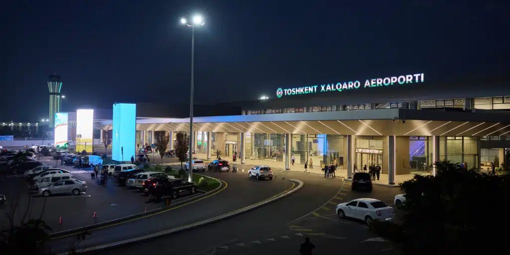 Uzbekistan Airports впервые получила кредитный рейтинг Fitch Рейтинговое агентство Fitch впервые присвоило долгосрочный кредитный рейтинг Uzbekistan Airports Компания получила оценку ВВ со стабильным прогнозом Агентство отметило очень сильное государственное влияние на принятие решений в Uzbekistan Airports При этом компания монополист на рынке страны Однако отрасль менее развита чем в других странах региона Однако риск смягчается крупным ростом пассажиропотока Основная часть доходов компании приходится на авиационную деятельность 95 Telegram Facebook Instagram LinkedIn Сайт