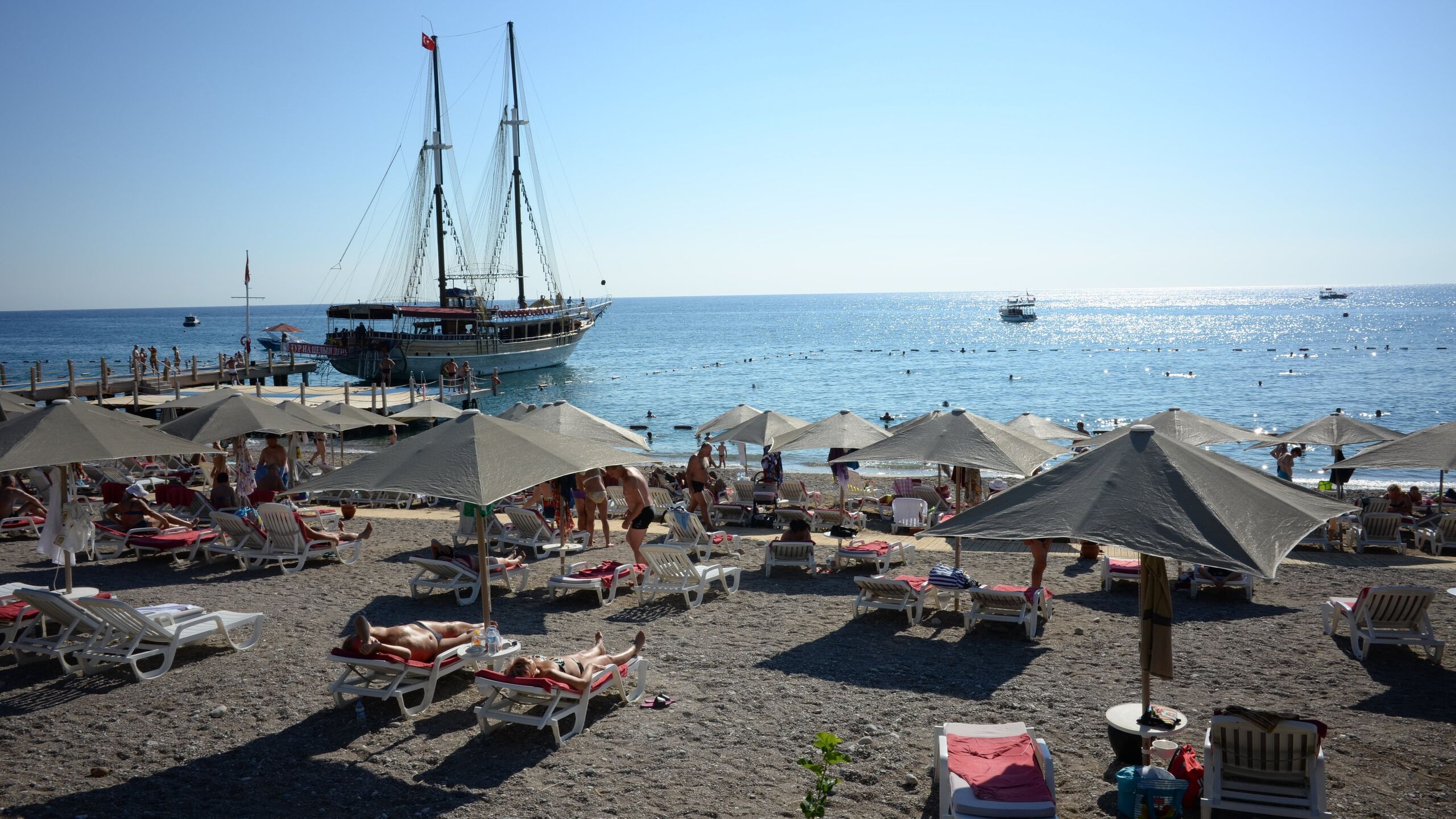 Турецкие курорты не могут позволить себе изменения в системе все включено так как это грозит оттоком российских туристов заявил РИА Новости владелец одного из наиболее известных отелей Антальи Мехмет Уста Бильгинер Российский рынок для Антальи один из ключевых люди привыкли к понятному формату отдыха и заранее рассчитывают бюджет Все включено для многих не просто опция а базовое ожидание которое влияет на выбор страны и отеля Любые резкие изменения в системе будут восприниматься как ухудшение продукта даже если они объясняются экономикой или заботой о качестве сказал он По словам Бильгинера конкуренция в мировой туристической отрасли очень высокая Турист сравнивает не лозунги а итоговую цену и набор услуг Если Турция начнет размывать то за что ее выбирают часть потока может уйти к альтернативам где формат либо сохранен либо предлагается сопоставимый пакет Сектор этого допустить не может особенно в период когда борьба идет за каждого гостя добавил отельер