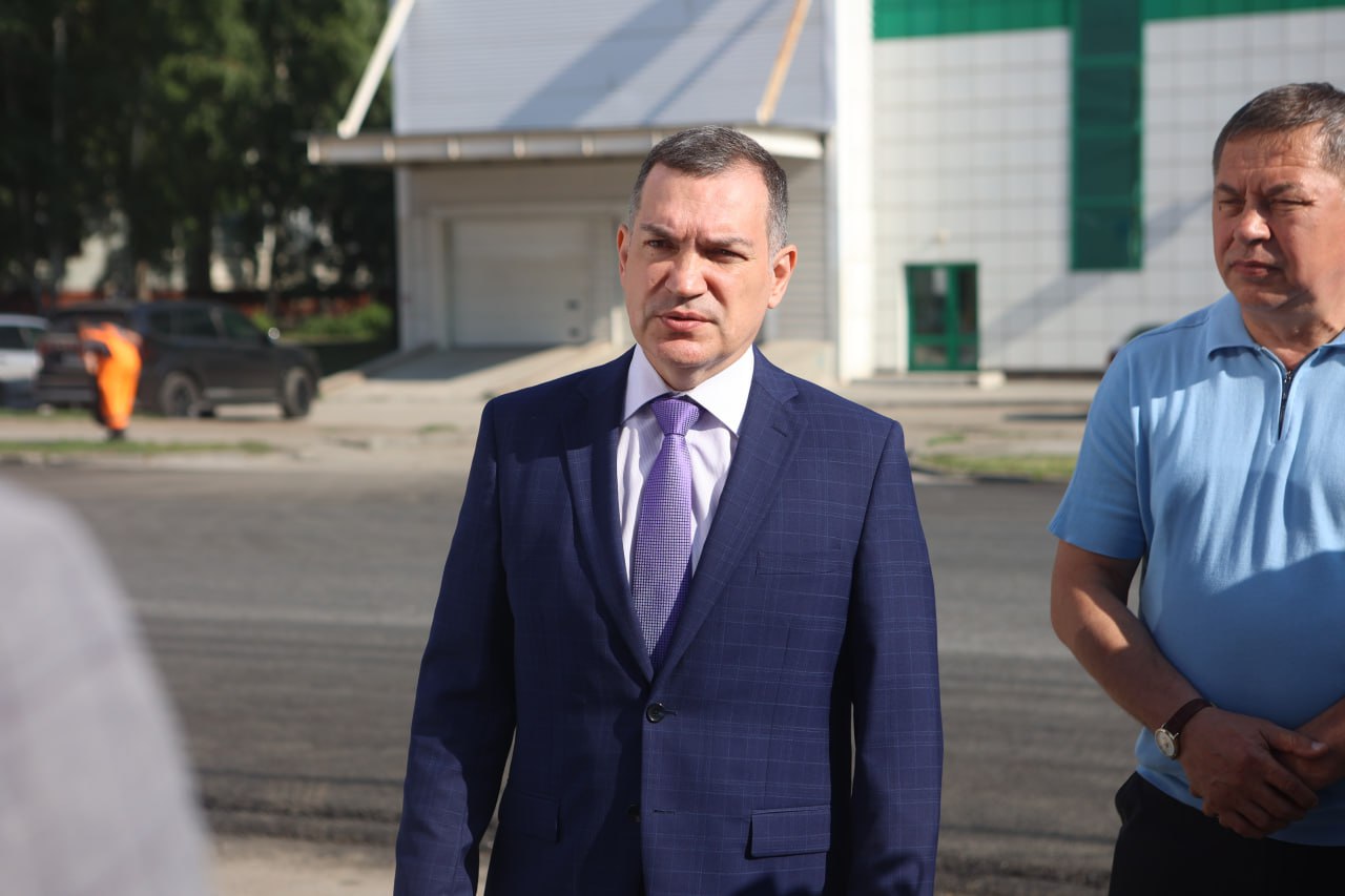 Мэр Новосибирска Максим Кудрявцев сообщил об успешной реализации городской программы дорожного ремонта На выездном совещании по ремонту улицы Пархоменко мэр Новосибирска Максим Кудрявцев сообщил о значительном прогрессе в реализации городской программы дорожного ремонта. Из 38 запланированных на 2025 год участков автодорог работы на 11 уже завершены. «Ремонт дорог в Новосибирске в этом году разбит на два этапа. Первым этапом мы законтрактовали 20 объектов. Работа по ним идёт полным ходом — 11 участков дорог уже отремонтированы. На втором этапе будем ремонтировать ещё 18 участков дорог, конкурсные процедуры завершены — контракты будут подписаны до конца июня. Еженедельно лично выезжаю на объекты для контроля», — отметил мэр Максим Кудрявцев. Параллельно в городе идёт масштабная реконструкция пешеходных зон. Уже завершён ремонт 30 тротуаров, ещё 27 находятся в работе. По словам мэра, к концу сезона в Новосибирске появится более 100 обновлённых пешеходных зон, что не только повысит комфорт горожан, но и улучшит экологическую ситуацию в городе. Фото: пресс-служба мэрии Новосибирска