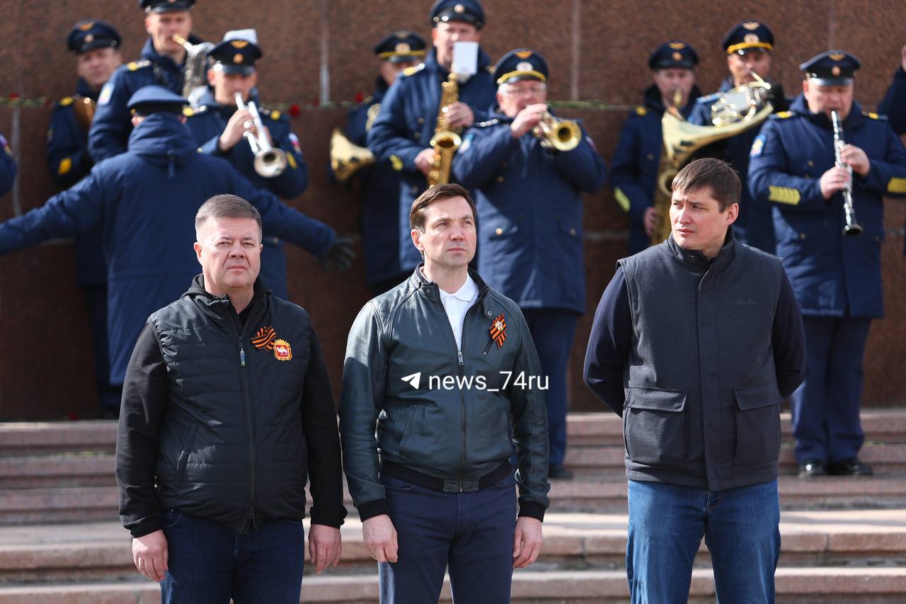 А на площади Революции только что дали старт эстафете. В этом году она посвящена 80-летию Победы, поэтому в церемонии открытия участвовал военный оркестр. Мэр Алексей Лошкин и вице-губернатор Станислав Мошаров на месте, министр спорта Владимир Иванов тоже.   Центр города, напомним, сейчас перекрыт. Учитывайте это при планировании поездок.