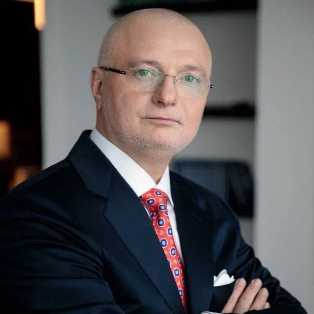 Сенатор РФ Клишас заявил, что «никакие диаспоры не могут диктовать свои правила» России.  Андрей Клишас добавил, что «все будут жить по российским законам»: «Кто с этим не согласен — свою жизнь продолжит в учреждениях ФСИН». Так сенатор РФ прокомментировал задержания уроженцев Азербайджана, прошедшие в Екатеринбурге и Воронеже.  Ранее он выразил «безоговорочную поддержку действиям правоохранительных органов по борьбе с организованной преступностью» в ответ на сообщение СК о передаче уголовного дела в отношении участников преступной группы в Екатеринбурге в центральный аппарат ведомства.