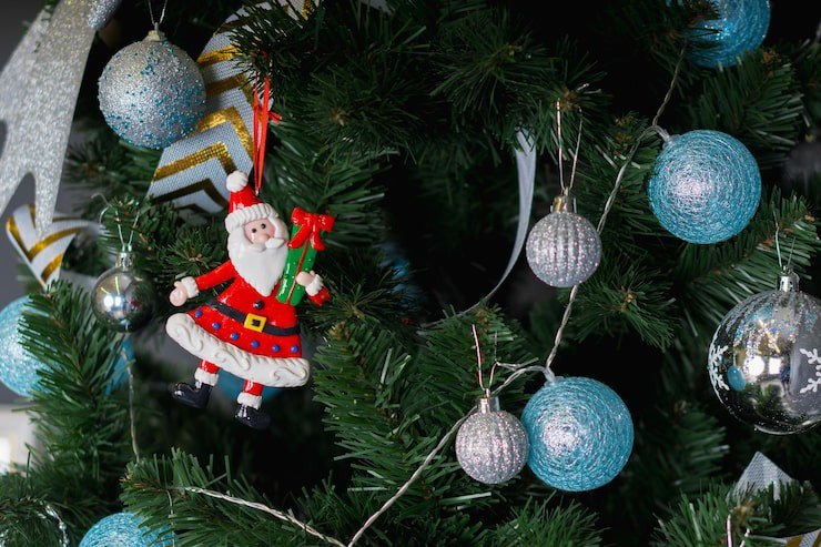 В России хотят создать платформу где россияне смогут обменивать новогодние украшения С такой идеей выступили в Госдуме отметив что сервис можно запустить на базе национального экологического оператора Суть предложения в том чтобы дать россиянам возможность найти новых владельцев игрушкам ёлкам и новогодним атрибутам которые они собирались выбросить Другие семьи смогут таким образом сократить расходы а муниципалитеты снизить экологическую нагрузку Фото Freepik Подписывайтесь на dvved