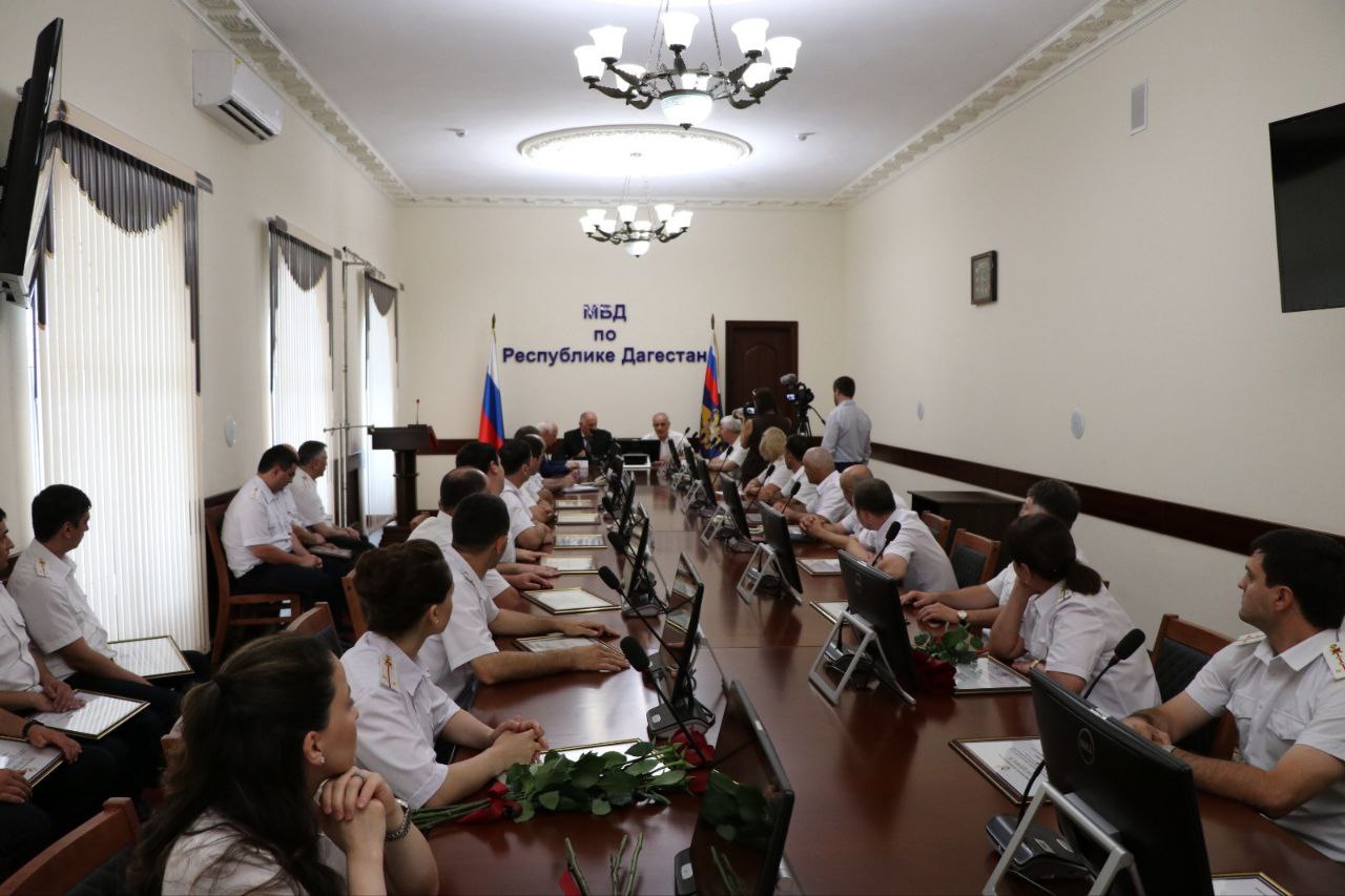 В МВД Дагестана состоялось награждение полицейских, обеспечивших охрану общественного порядка во время мероприятий, посвященных 80-летию Победы в Великой Отечественной войне Сегодня, в здании МВД Дагестана состоялось торжественное награждение сотрудников полиции, которые внесли вклад в поддержание правопорядка и безопасности граждан в период проведения мероприятий, посвященных празднованию 80-й годовщины Победы в Великой Отечественной войне 1941-1945 годов. Председатель Правительства Республики Дагестан Абдулмуслим Абдулмуслимов отметил высокий уровень организации охраны общественного порядка в регионе, поблагодарил руководство МВД и вручил награды 71 сотруднику органов внутренних дел. МВД по Республике Дагестан