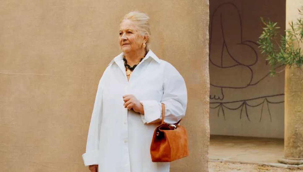 Амбассадор с жизненным опытом Симон Порт Жакмюс сделал неожиданное но знаковое назначение первым амбассадором бренда Jacquemus стала его бабушка Лилин Жакмюс Лилин давно участвует в жизни компании внука она постоянная гостья на показах и даже дебютировала как модель Jacquemus в 2020 году Для Симона она была источником вдохновения задолго до появления марки а ее сила элегантность и аутентичность стали основой его видения моды Пожалуй лучший телеграм канал о маркетинге