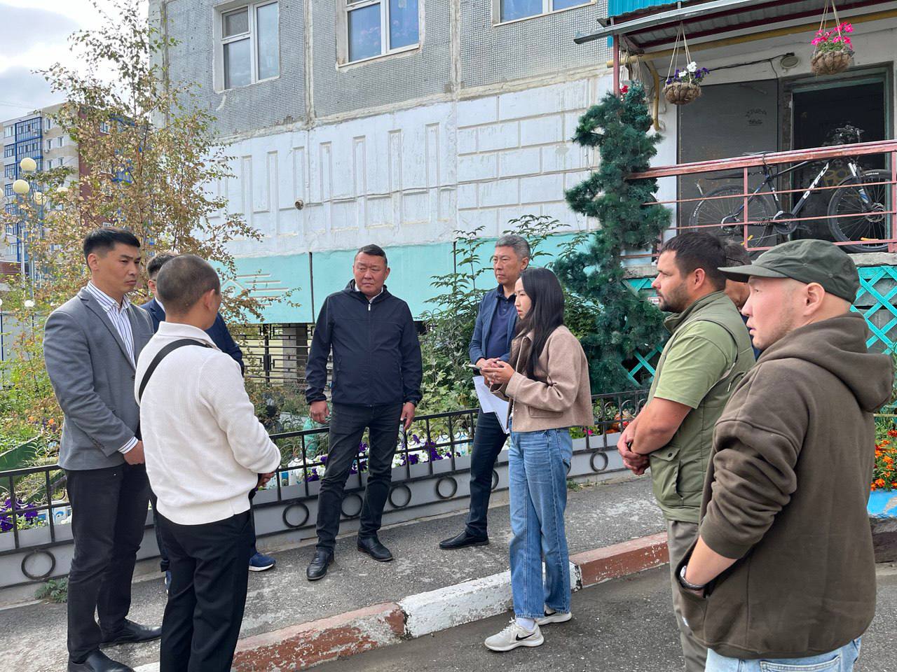 ‍  В Якутске 8 августа проверили ход капитального ремонта в многоквартирных домах по региональной программе.  В числе основных работ – укрепление фундаментов, замена систем теплоснабжения, водоснабжения и водоотведения, а также демонтаж защитного слоя свай, оголовников и балок.    Министр ЖКХ и энергетики Якутии Вячеслав Емельянов заверил, что все работы будут завершены до начала отопительного сезона.   Подробнее ↩