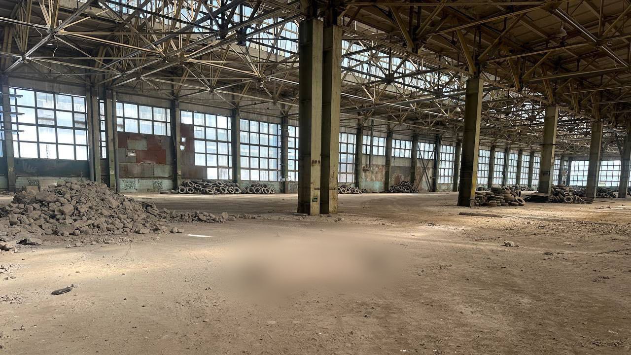СК заинтересовался гибелью строителя в Ижевске По факту случившегося возбуждено уголовное по статье «нарушение правил безопасности при ведении строительных работ, повлекшее смерть человека», сообщает пресс-служба СК Удмуртии. По данным следствия, 28 мая 2025 года при погрузке металлических листов на крыше производственного здания на улице Телегина 41-летний работник упал с крыши. От полученных травм работник скончался. Следователи уже осмотрели место происшествия, изъяли документацию и допросили свидетелей. Фото: СК Удмуртии #Ижевск