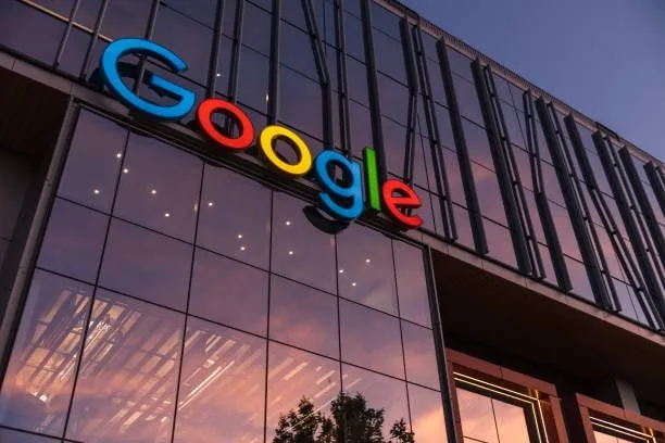 Более 600 сотрудников Google направили письмо главе компании с требованием запретить Пентагону использовать системы искусственного интеллекта компании для работы с секретной информацией пишет Washington Post Мы хотим чтобы искусственный интеллект приносил пользу человечеству а не использовался бесчеловечно или для причинения вреда Единственный способ гарантировать что Google не будет связан с таким вредом это отклонить любые засекреченные рабочие запросы приводит газета содержание письма
