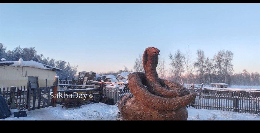 В Якутии снова слепили из навоза символ 2025 года — Змею.  И не лень людям заниматься таким говнотворчеством....